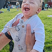 Daris participe au concours pour gagner de l'argent avec cette photo : baby, child, smiling, laughing, overalls, outdoor, grass, hands, adult, people, park, daylight, happy, cute, clothing, infant, human, joy, casual, fun