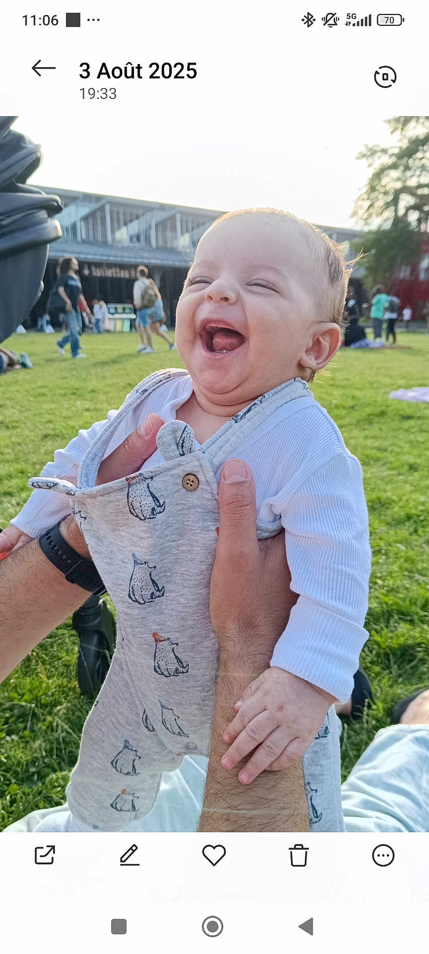 Daris participe au concours pour gagner de l'argent avec cette photo : baby, child, smiling, laughing, overalls, outdoor, grass, hands, adult, people, park, daylight, happy, cute, clothing, infant, human, joy, casual, fun