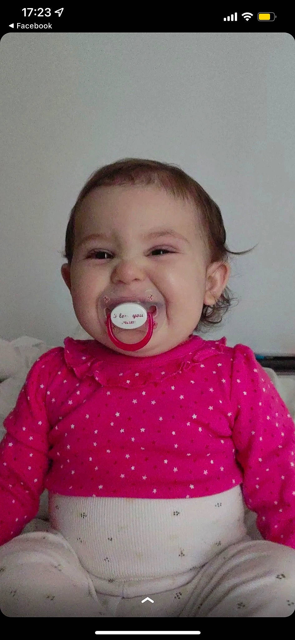 Emmy a rejoint le concours — aidez-le/la à gagner de superbes lots ! baby, baby_playing_with_food, baby_toddler_clothing, cheek, child, chin, face, facial_expression, fun, gesture, happy, lip, mouth, nose, organ, person, pink, skin, sleeve, sweetness