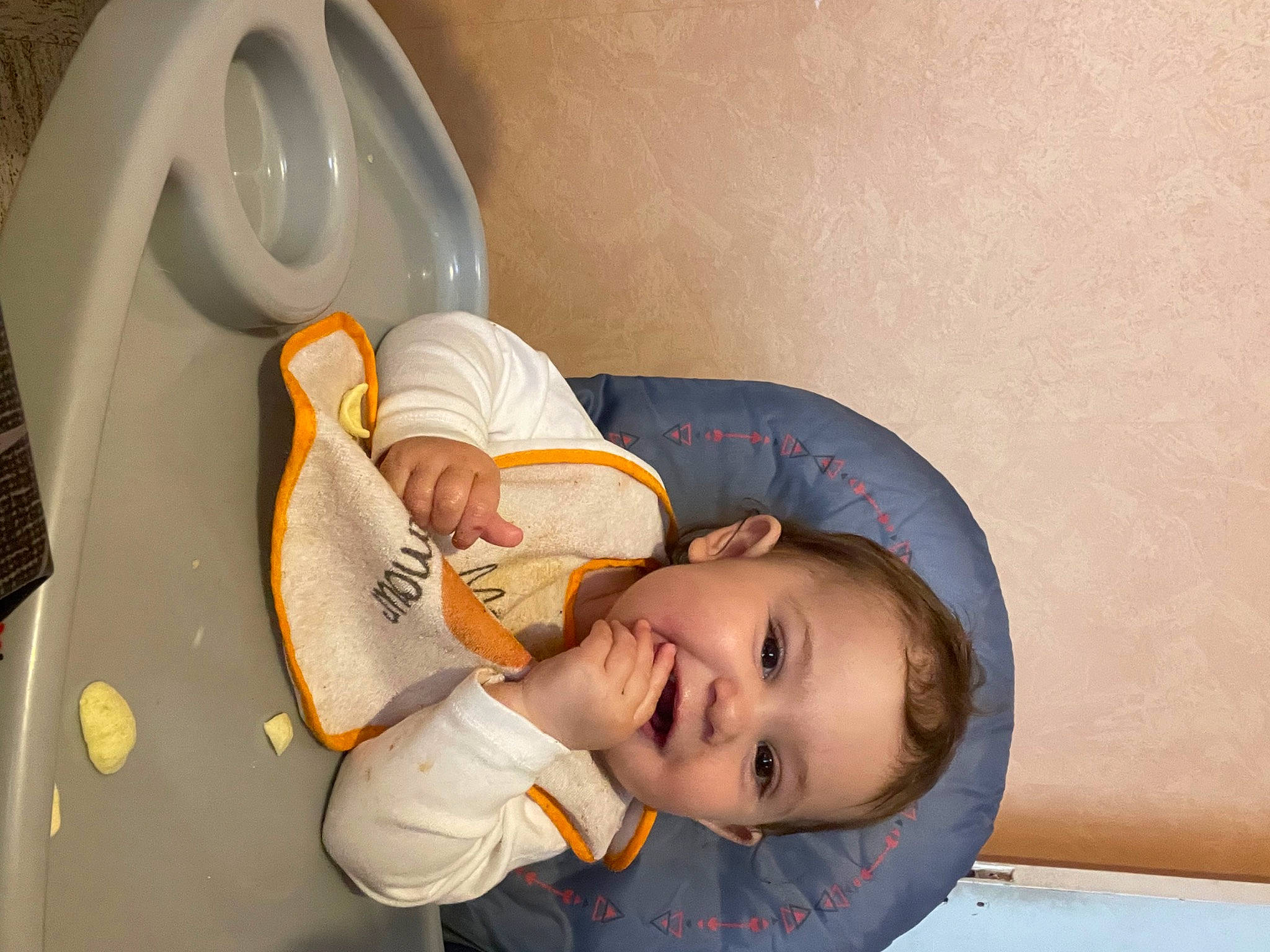 Emmy participe au concours pour gagner de l'argent avec cette photo : audio_equipment, baby, baby_products, chair, child, comfort, flooring, fun, happy, home_appliance, joy, laundry_room, leg, major_appliance, mechanical_fan, orange, person, room, smile, tableware