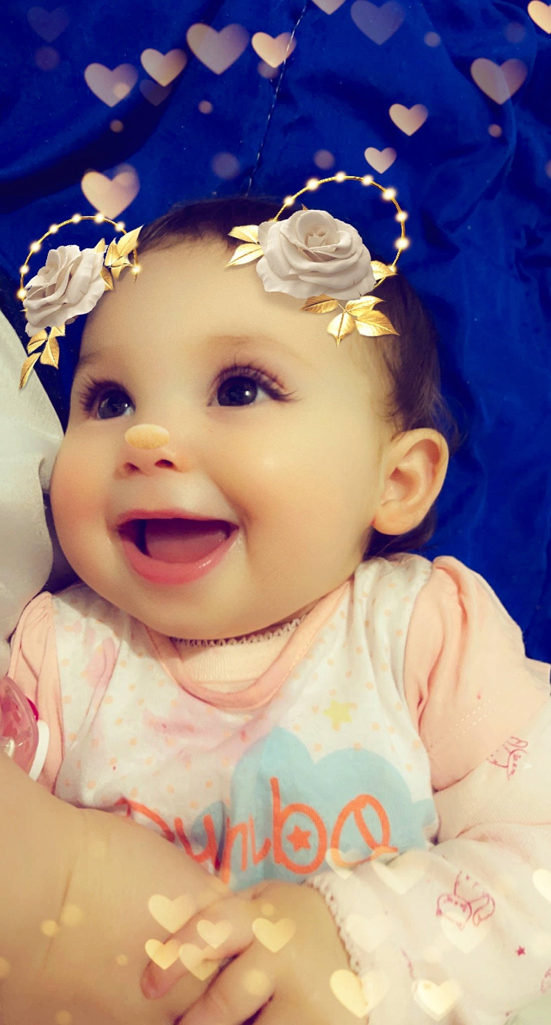 Emmy a rejoint le concours — aidez-le/la à gagner de superbes lots ! baby, baby_toddler_clothing, blue, cheek, chin, eyebrow, flash_photography, flower, fun, happy, head, iris, lip, person, pink, purple, skin, smile, textile, toddler