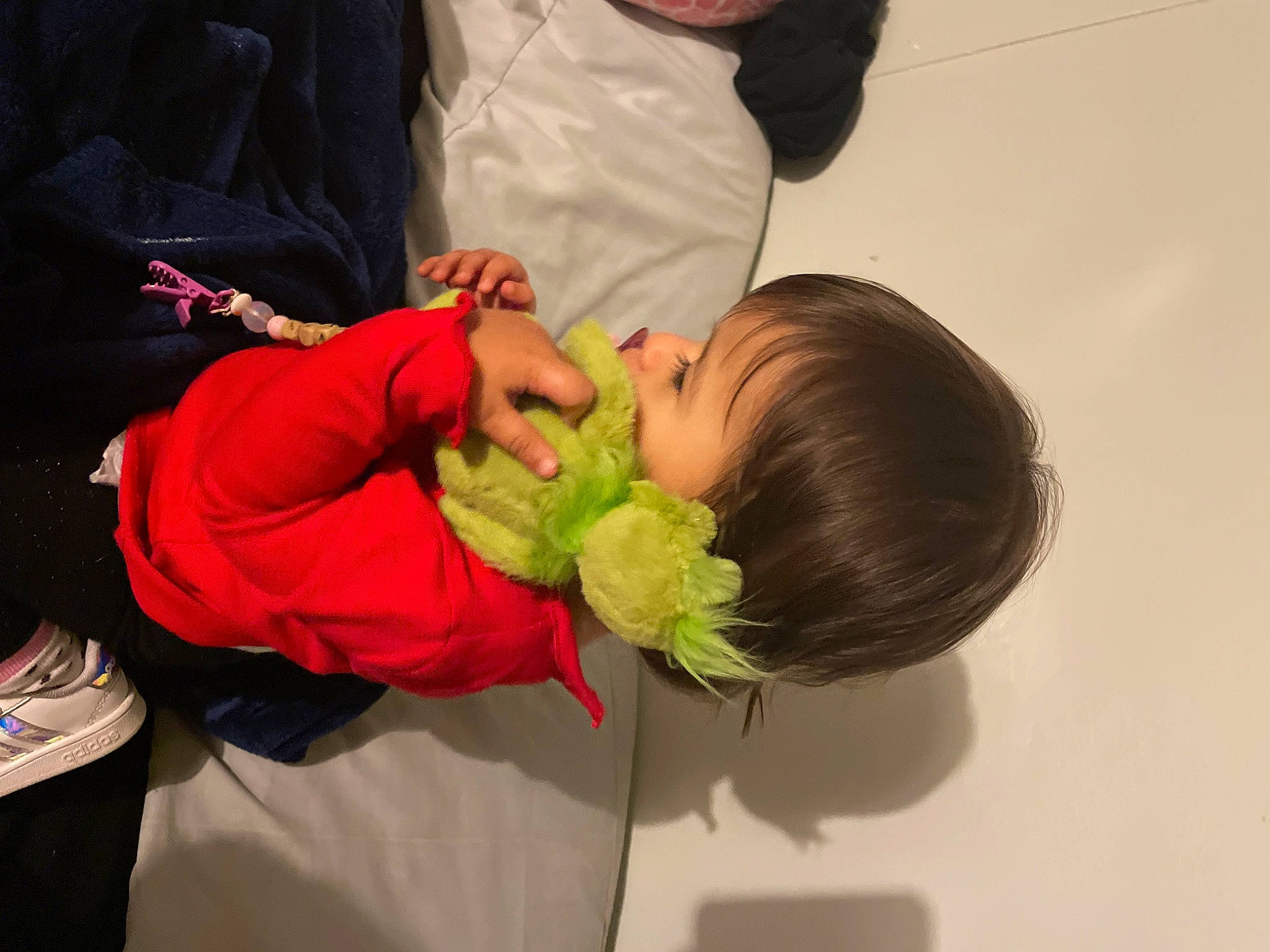 Alaïa is registered to the contest to win money with this photo: baby, ceremony, child, event, finger, fun, happy, luggage_and_bags, person, plant, play, room, sitting, skin, toddler