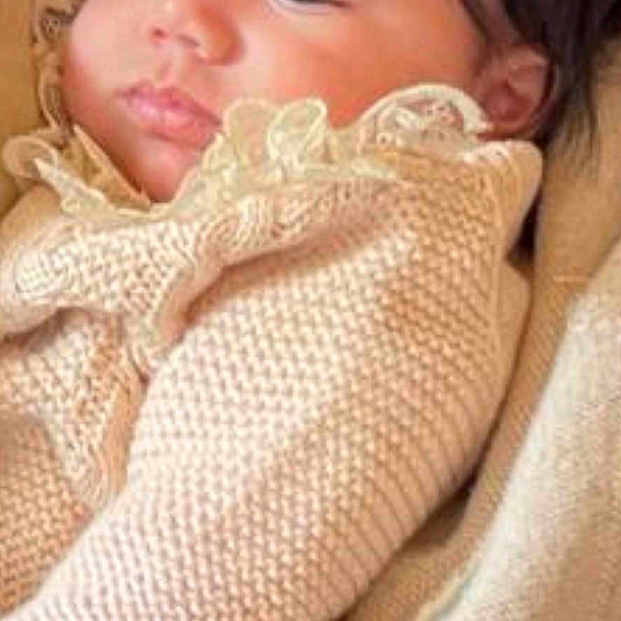 Evy participe au concours pour gagner de l'argent avec cette photo : baby, blanket, child, cozy, cream_color, cute, face, hair, head, human, indoors, infant, knitted_clothing, newborn, person, portrait, resting, sleepy, soft_texture, warm