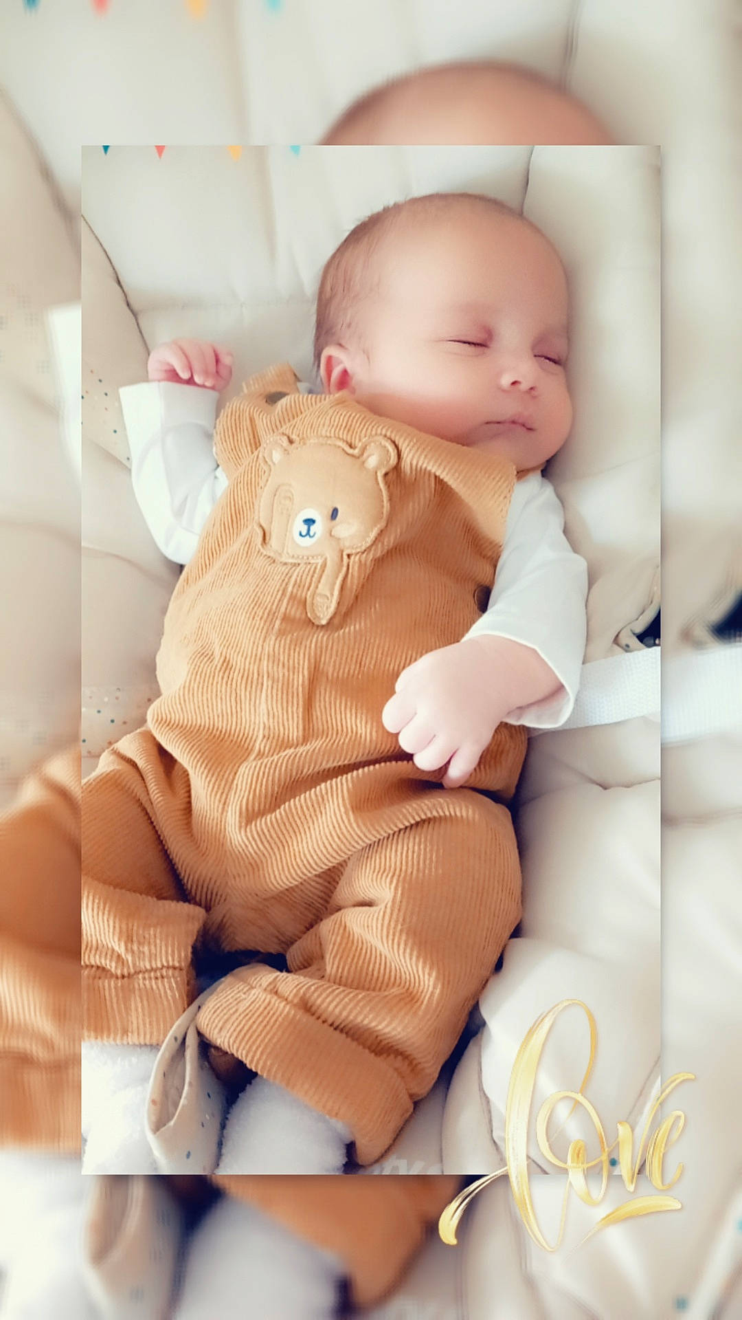 Hassa.n participe au concours pour gagner de l'argent avec cette photo : abdomen, arm, baby, cheek, comfort, doll, eye, hand, human_body, peach, person, pink, plush, sitting, skin, sleeve, stomach, stuffed_toy, teddy_bear, thigh