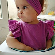 Lina a rejoint le concours — aidez-le/la à gagner de superbes lots ! toddler, child, purple_headband, purple_dress, high_chair, window, indoor, cute, portrait, baby, face, person, sitting, clothing, headwear, curly_hair, looking_away, young_child, innocent, casual