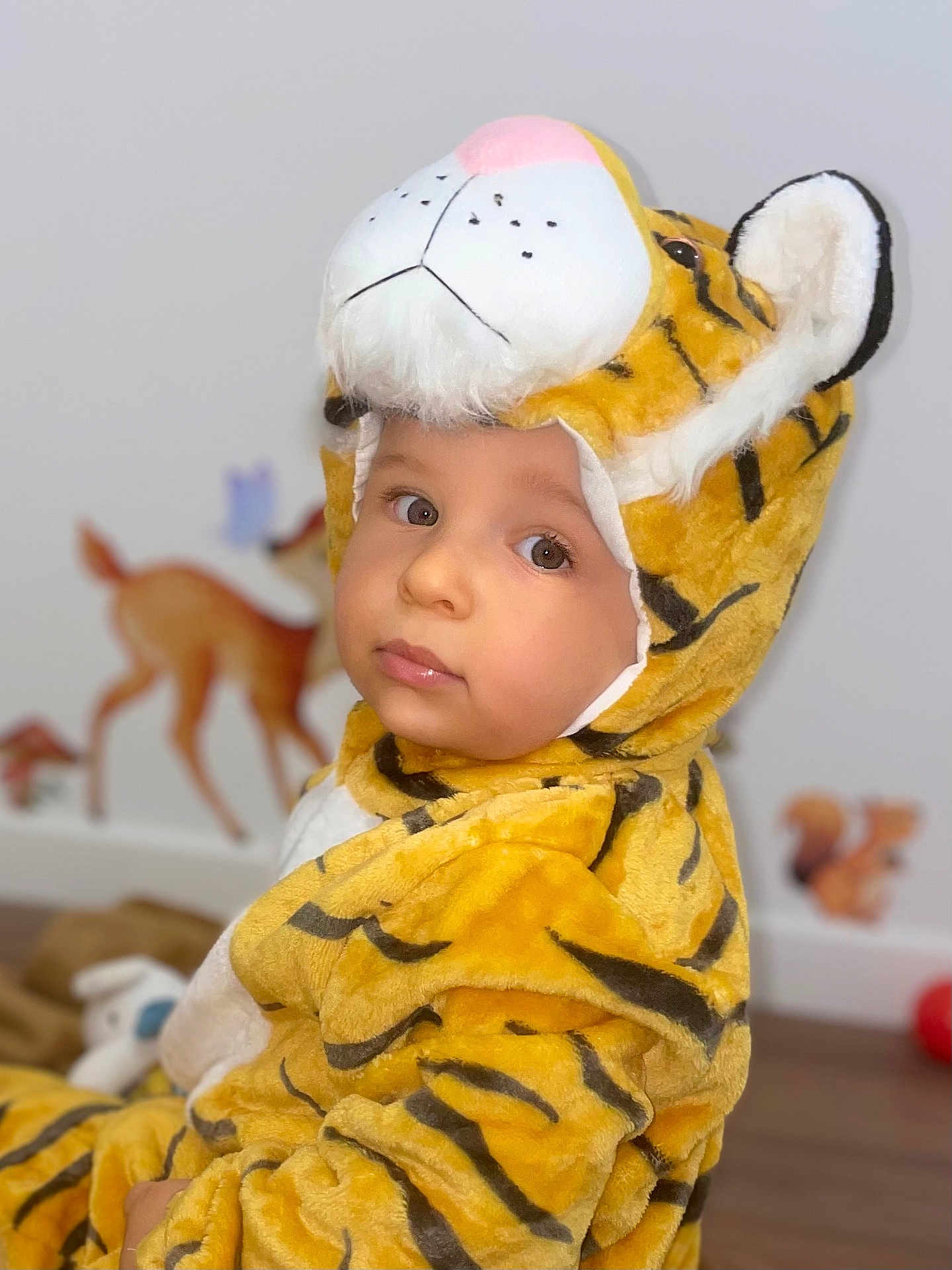 Tino participe au concours pour gagner de l'argent avec cette photo : animal, antelope, baby, bonnet, cap, clothing, coat, costume, face, hat, head, hood, hoodie, indoors, interiordesign, knitwear, person, photography, portrait, toy