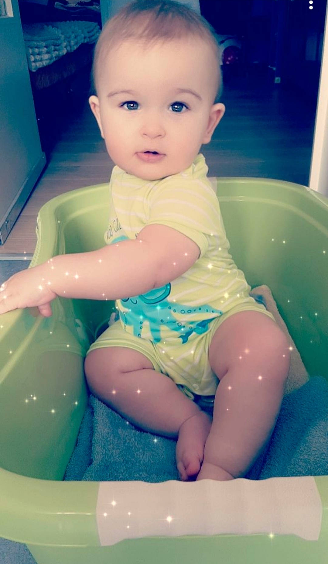 David Nicolas participe au concours pour gagner de l'argent avec cette photo : baby, baby_bathing, bathing, bathtub, child, eye, face, fun, person, play, sitting, skin, smile, toddler