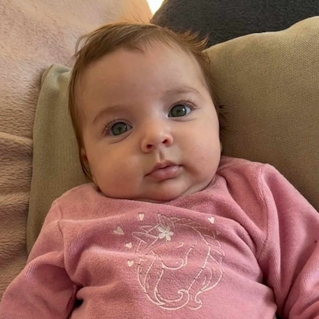 Lenore a rejoint le concours — aidez-le/la à gagner de superbes lots ! baby, blanket, chair, clothing, couch, cushion, face, furniture, head, homedecor, knitwear, newborn, pants, person, photography, portrait, quilt, shirt, sweater, t_shirt