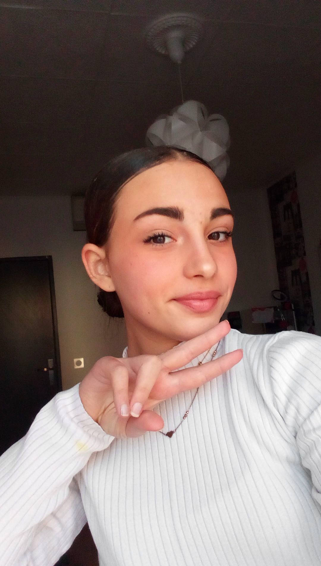 Leya participe au concours pour gagner de l'argent avec cette photo : dress_shirt, ear, event, eyebrow, eyelash, fashion_accessory, fashion_design, flash_photography, forehead, formal_wear, gesture, happy, headpiece, jaw, jewellery, joy, lip, lipstick, makeover, person