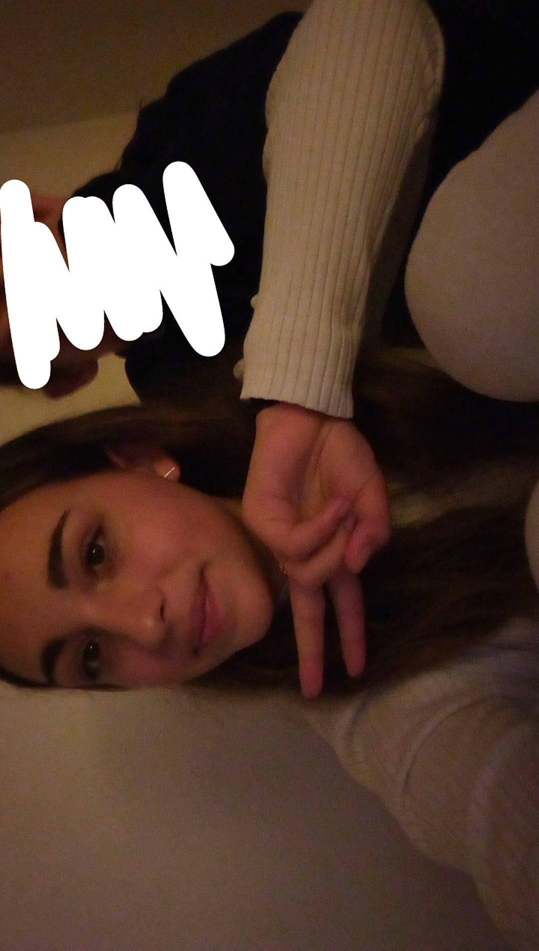 Leya a rejoint le concours — aidez-le/la à gagner de superbes lots ! black_hair, comfort, elbow, eyelash, finger, flash_photography, gesture, happy, human, human_leg, jaw, joy, mammal, mouth, nail, neck, person, sleeve, smile, t_shirt