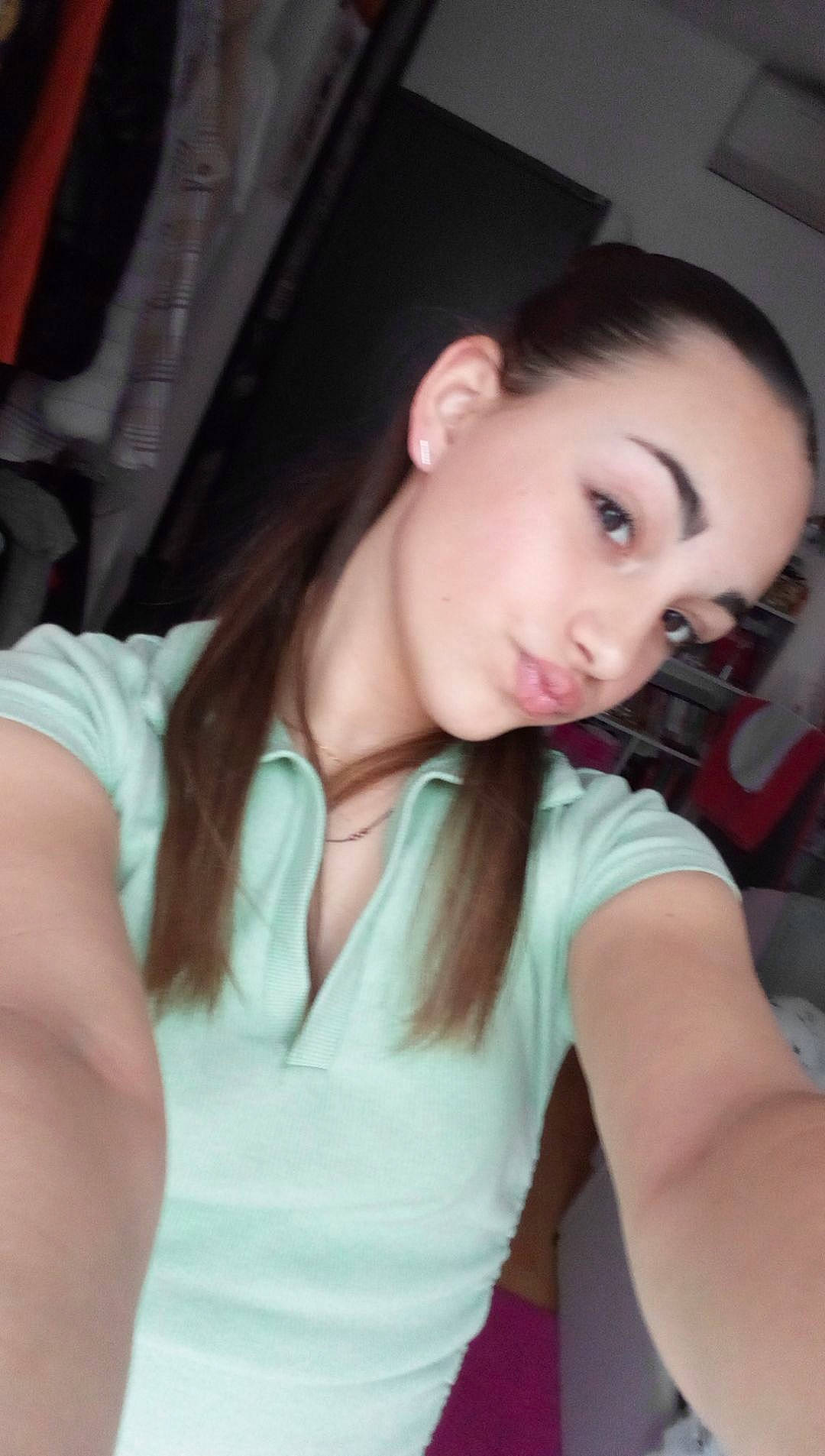 Leya participe au concours pour gagner de l'argent avec cette photo : black_hair, cheek, chest, elbow, eyebrow, eyelash, flash_photography, forehead, fun, jaw, joint, lip, mouth, neck, nose, person, skin, t_shirt, thigh, throat