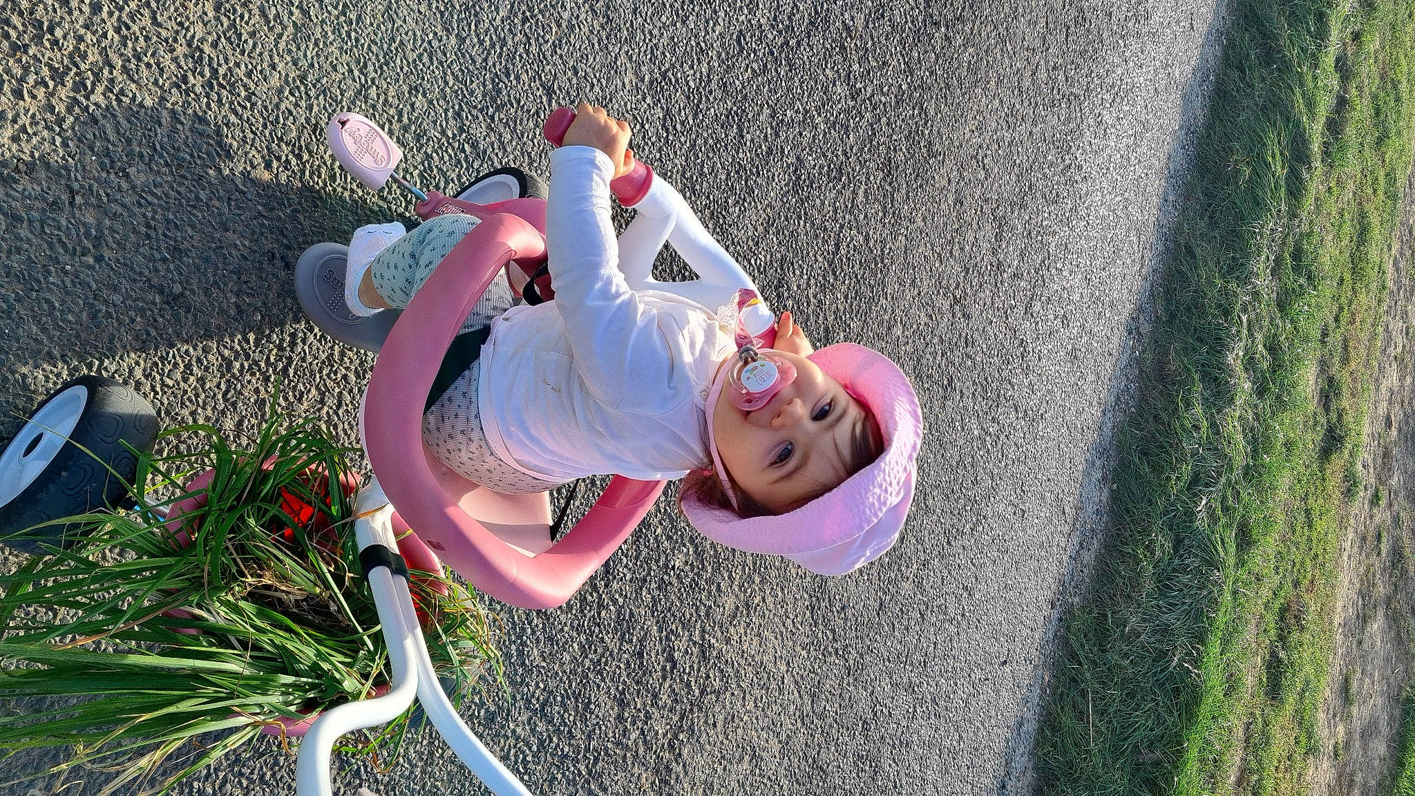 Jaya participe au concours pour gagner de l'argent avec cette photo : beauty, fun, grass, happy, hat, headwear, leaf, leg, leisure, people_in_nature, person, pink, plant, recreation, shoe, smile, sneakers, spring, sunglasses, tire