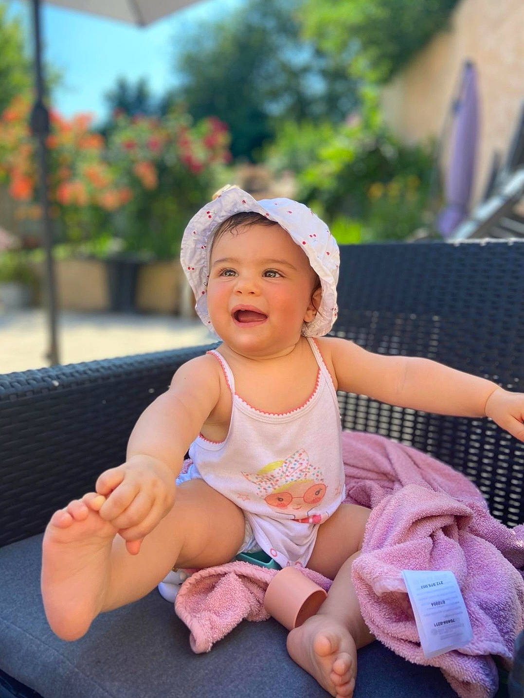 Jaya participe au concours pour gagner de l'argent avec cette photo : baby, baby_toddler_clothing, barefoot, cap, child, fashion_accessory, foot, fun, grass, happy, hat, headwear, leisure, person, pink, plant, recreation, shorts, sitting, smile