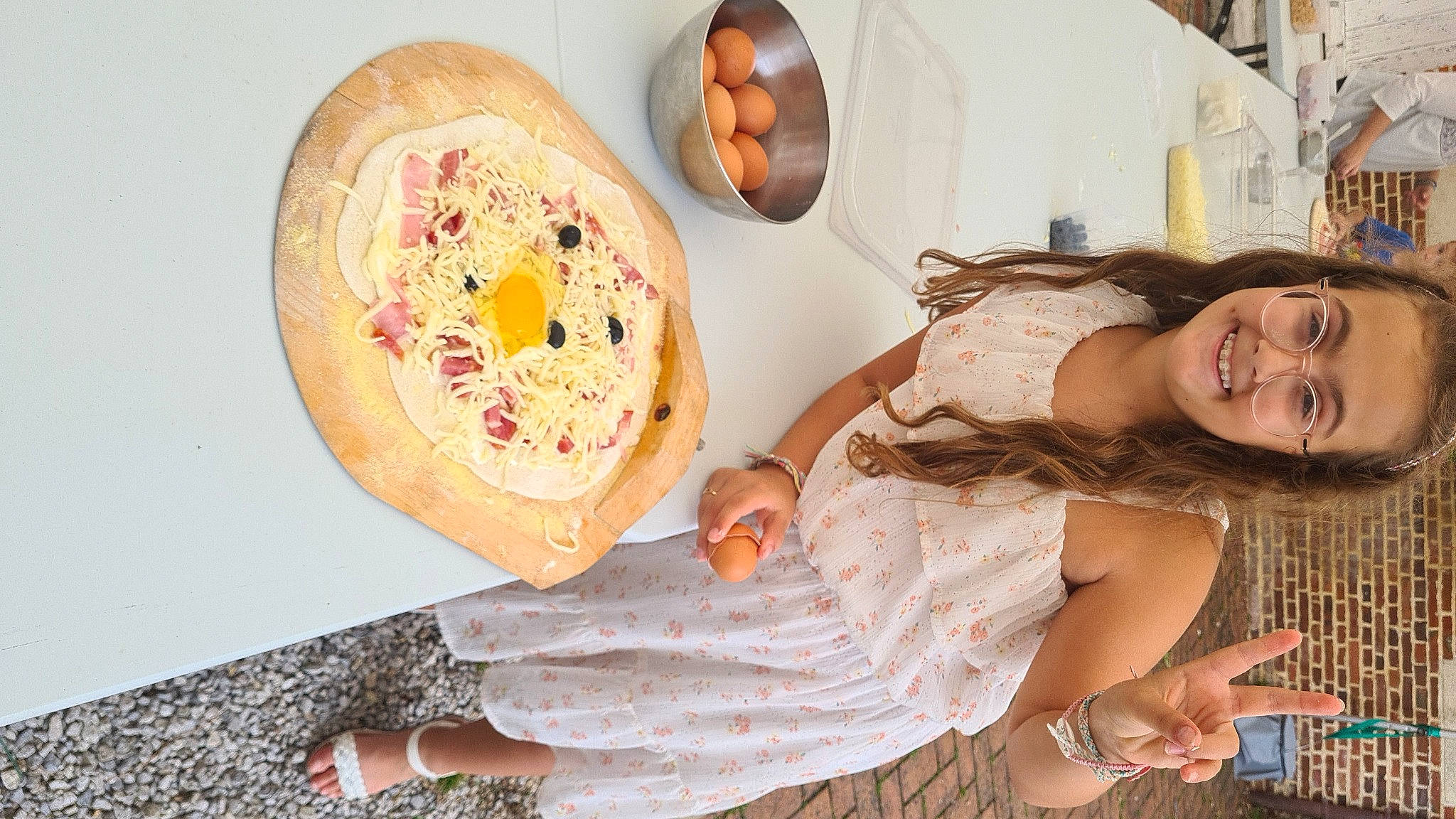 Inaya participe au concours pour gagner de l'argent avec cette photo : abdomen, baked_goods, baking, bread, eyewear, fashion_accessory, fast_food, finger_food, happy, ingredient, joy, junk_food, linens, pattern, peach, person, pizza, recipe, textile, vintage_clothing