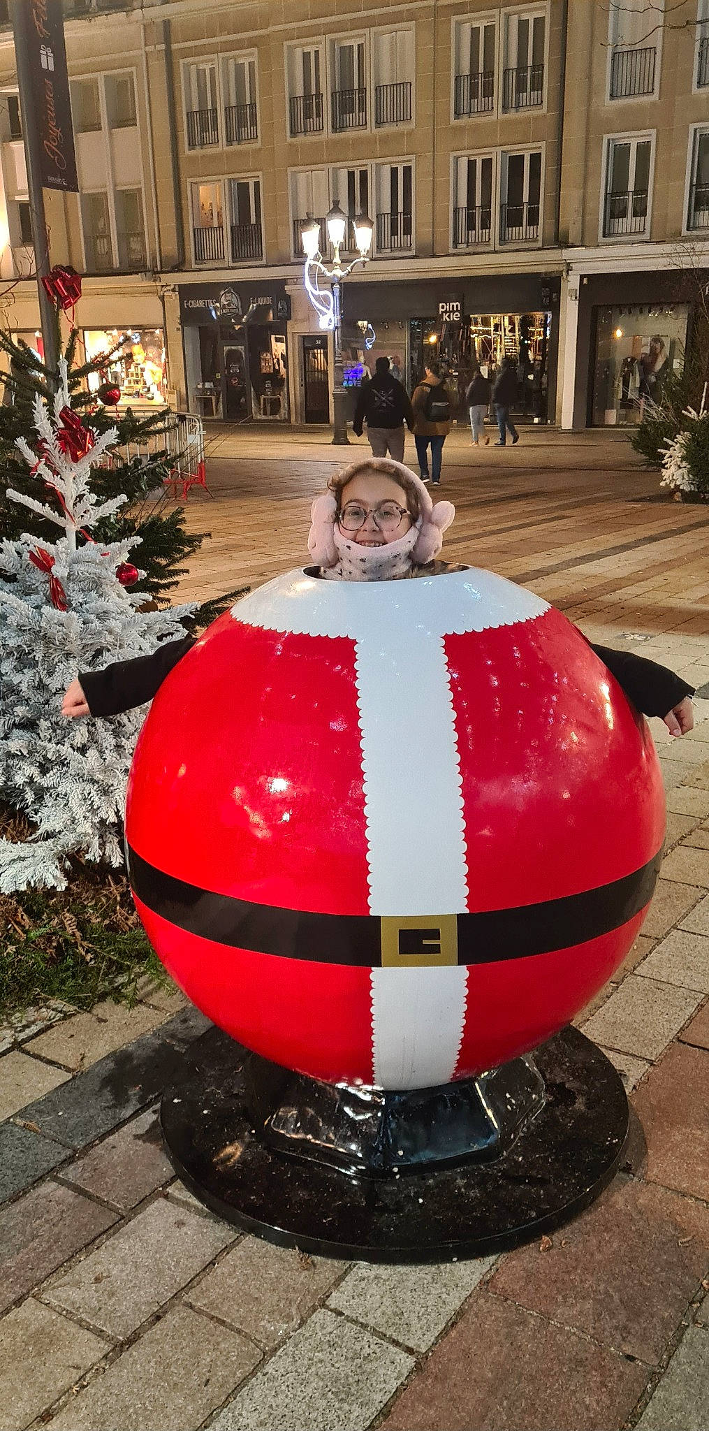 Inaya a rejoint le concours — aidez-le/la à gagner de superbes lots ! art, carmine, christmas_decoration, christmas_tree, conifer, event, fir, fun, fur, holiday, holiday_ornament, ornament, person, plant, smile, snapshot, sphere, tree, window, winter