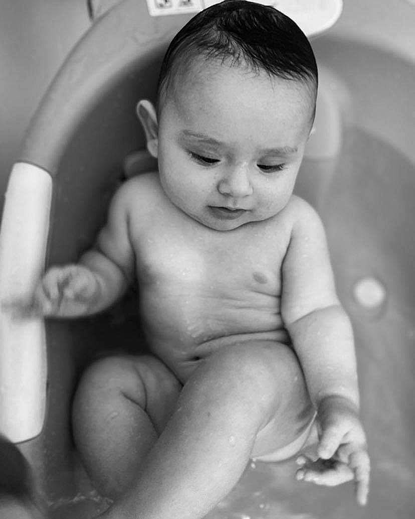 Eddy a rejoint le concours — aidez-le/la à gagner de superbes lots ! arm, bathroom, black, cheek, facial_expression, finger, fluid, hair, hand, head, human_body, iris, lip, mouth, neck, nose, organ, person, photograph, skin