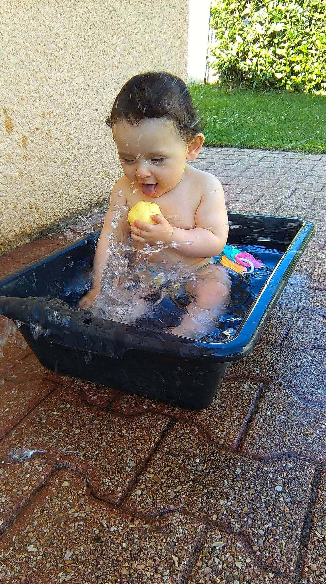 Eddy a rejoint le concours — aidez-le/la à gagner de superbes lots ! baby, baby_products, baby_toddler_clothing, bathing, bathtub, child, fun, grass, happy, leisure, people_in_nature, person, play, product, recreation, sitting, soil, toddler, vacation, water