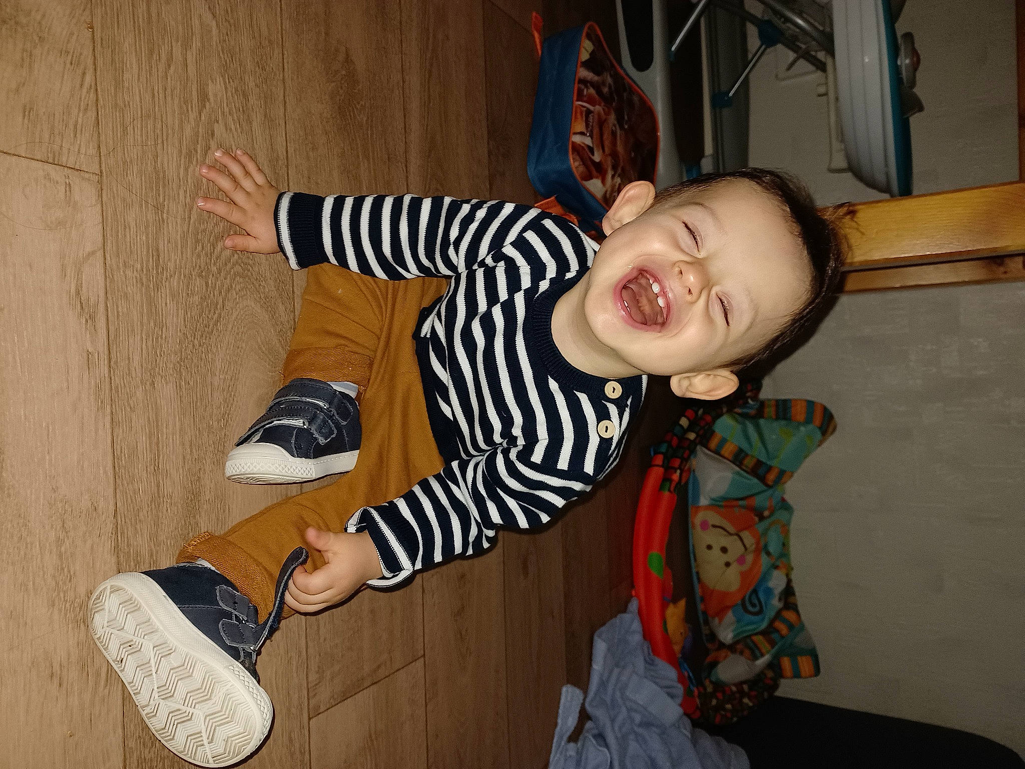 Eddy participe au concours pour gagner de l'argent avec cette photo : arm, cool, elbow, eye, finger, flash_photography, gesture, hair, happy, head, headgear, human_body, joint, knee, leg, person, shoe, shoulder, sleeve, smile