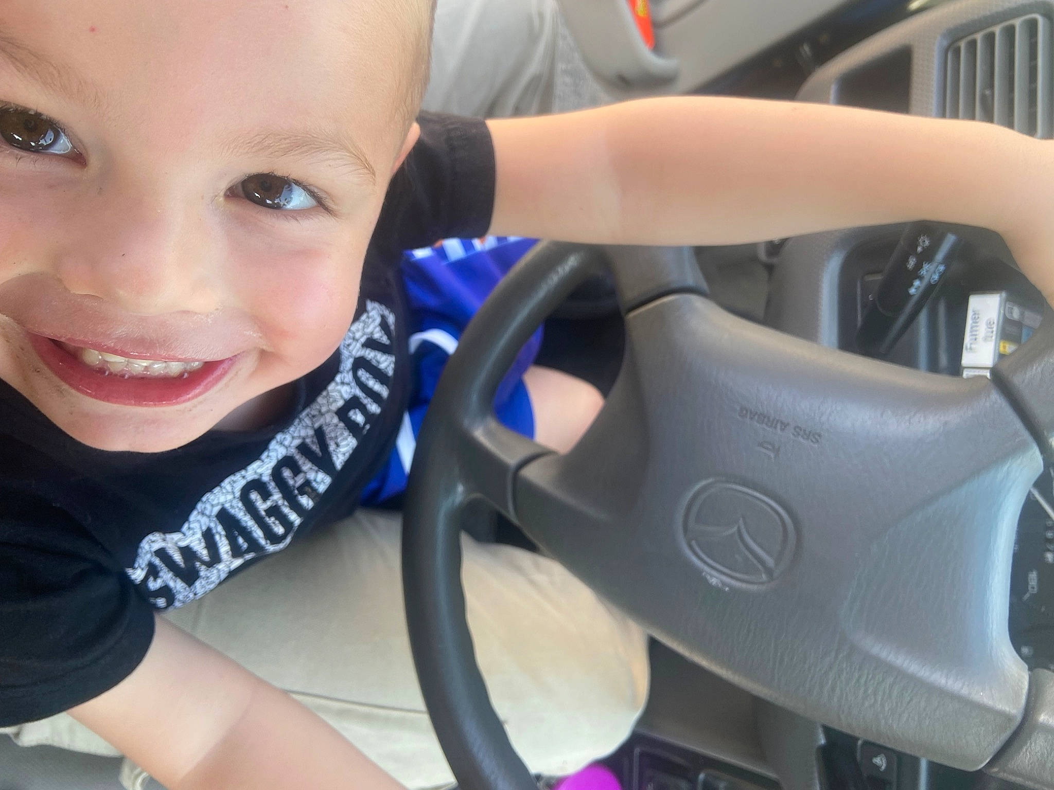 Swany a rejoint le concours — aidez-le/la à gagner de superbes lots ! auto_part, automotive_design, automotive_exterior, automotive_tire, automotive_wheel_system, car_seat, electric_blue, finger, happy, joy, motor_vehicle, person, plant, product, rim, smile, steering_part, steering_wheel, tire, toddler