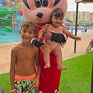 Liyana a rejoint le concours — aidez-le/la à gagner de superbes lots ! baby, boy, character, child, costume, family, fun, grass, holiday, minnie_mouse, outdoor, person, playground, pool, slide, smile, summer, swimwear, vacation, water_park