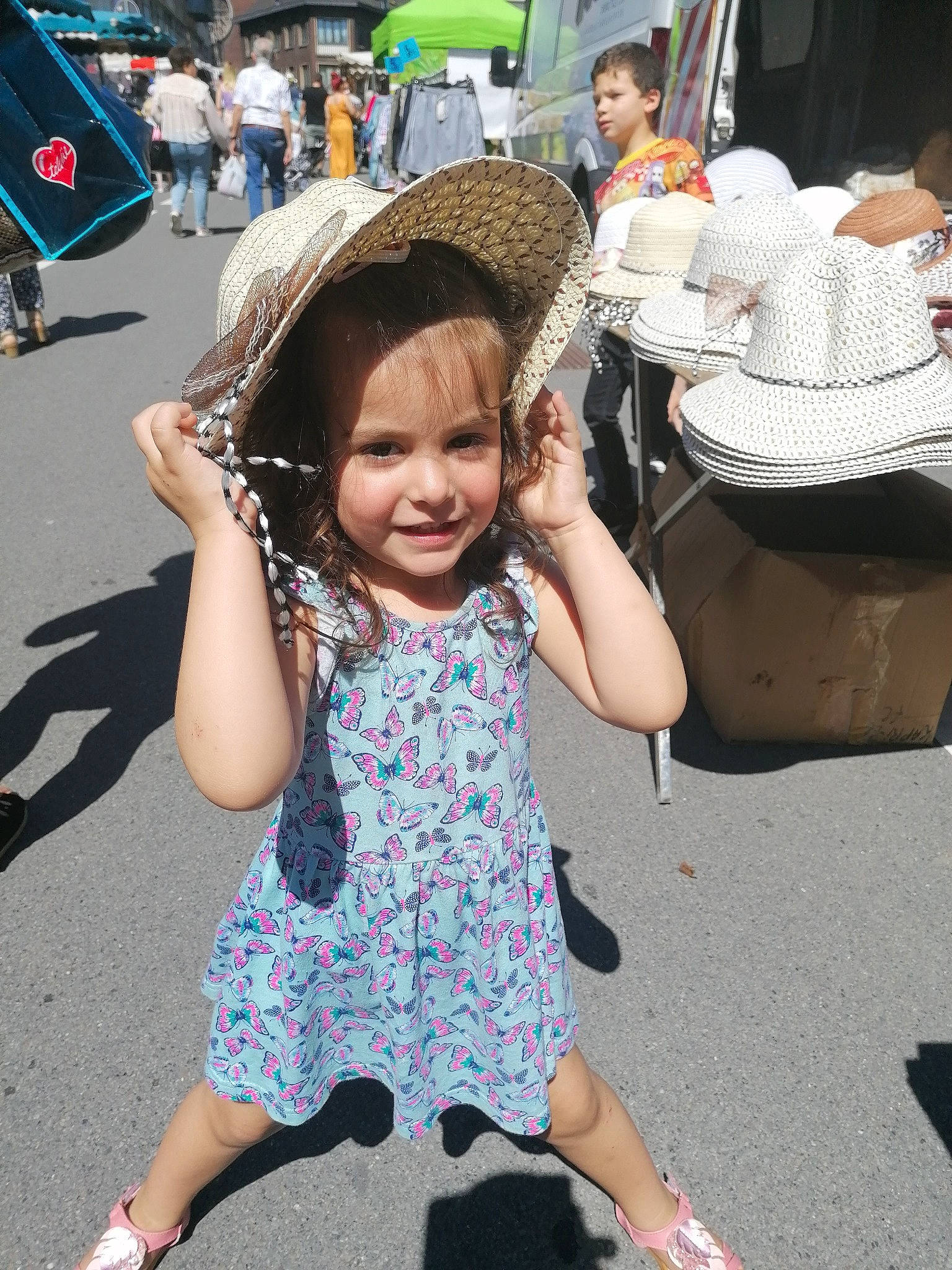 Mélina a rejoint le concours — aidez-le/la à gagner de superbes lots ! cap, eyewear, fedora, fun, happy, hat, headgear, joy, leisure, motor_vehicle, person, photograph, pink, public_space, skin, smile, snapshot, street_fashion, sun_hat, toddler