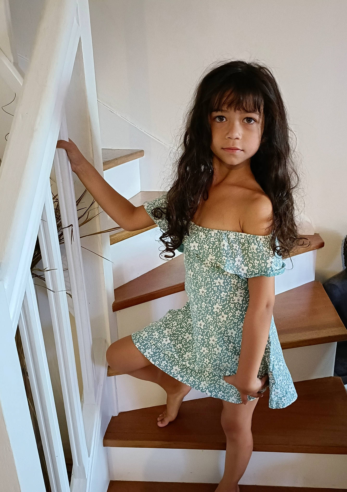 Maëlys participe au concours pour gagner de l'argent avec cette photo : abdomen, arm, black_hair, comfort, day_dress, fashion_design, flash_photography, furniture, hair, joint, knee, leg, long_hair, neck, one_piece_garment, person, shoulder, table, thigh, trunk