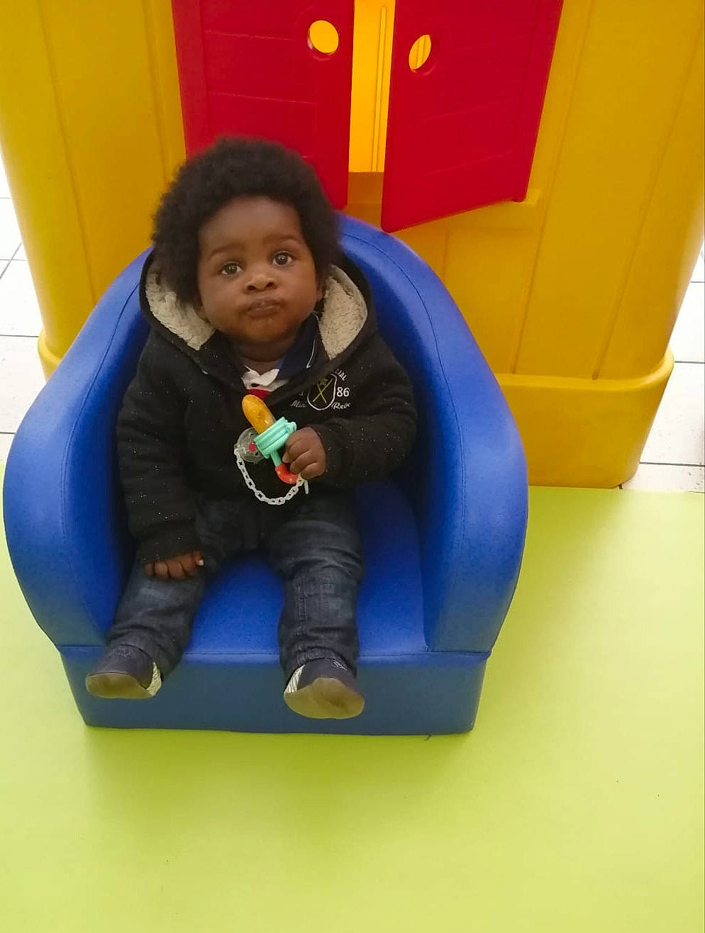 Sonagnon a rejoint le concours — aidez-le/la à gagner de superbes lots ! blue, child, electric_blue, fun, person, play, sitting, smile, toddler