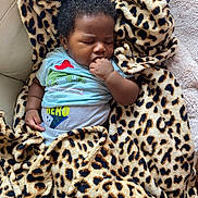 Tadika a rejoint le concours — aidez-le/la à gagner de superbes lots ! baby, blanket, face, head, person