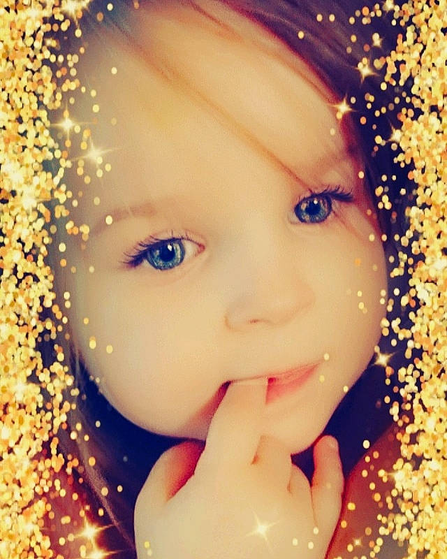 Ylena participe au concours pour gagner de l'argent avec cette photo : cheek, christmas_ornament, eye, eyebrow, eyelash, face, facial_expression, hair, hand, head, human, human_body, light, lip, nose, organ, people_in_nature, person, photograph, skin