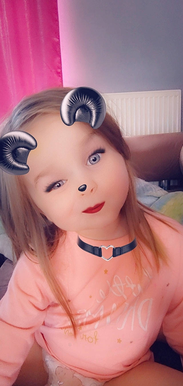 Ylena a rejoint le concours — aidez-le/la à gagner de superbes lots ! audio_equipment, cheek, chin, cool, ear, eyebrow, eyelash, gadget, hair, happy, headband, headgear, headpiece, lip, long_hair, neck, person, pink, skin, smile