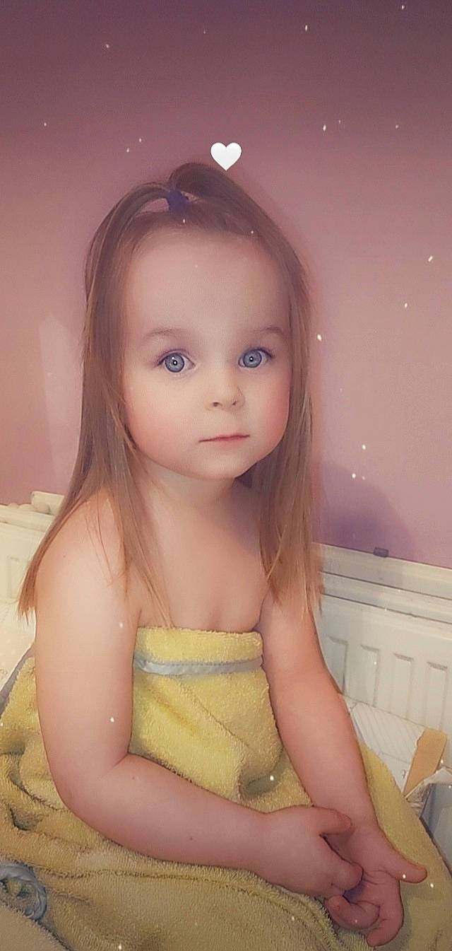 Ylena participe au concours pour gagner de l'argent avec cette photo : cheek, chest, chin, eye, eyebrow, eyelash, face, finger, hair, hairstyle, head, iris, jaw, lip, mouth, neck, nose, person, pink, skin