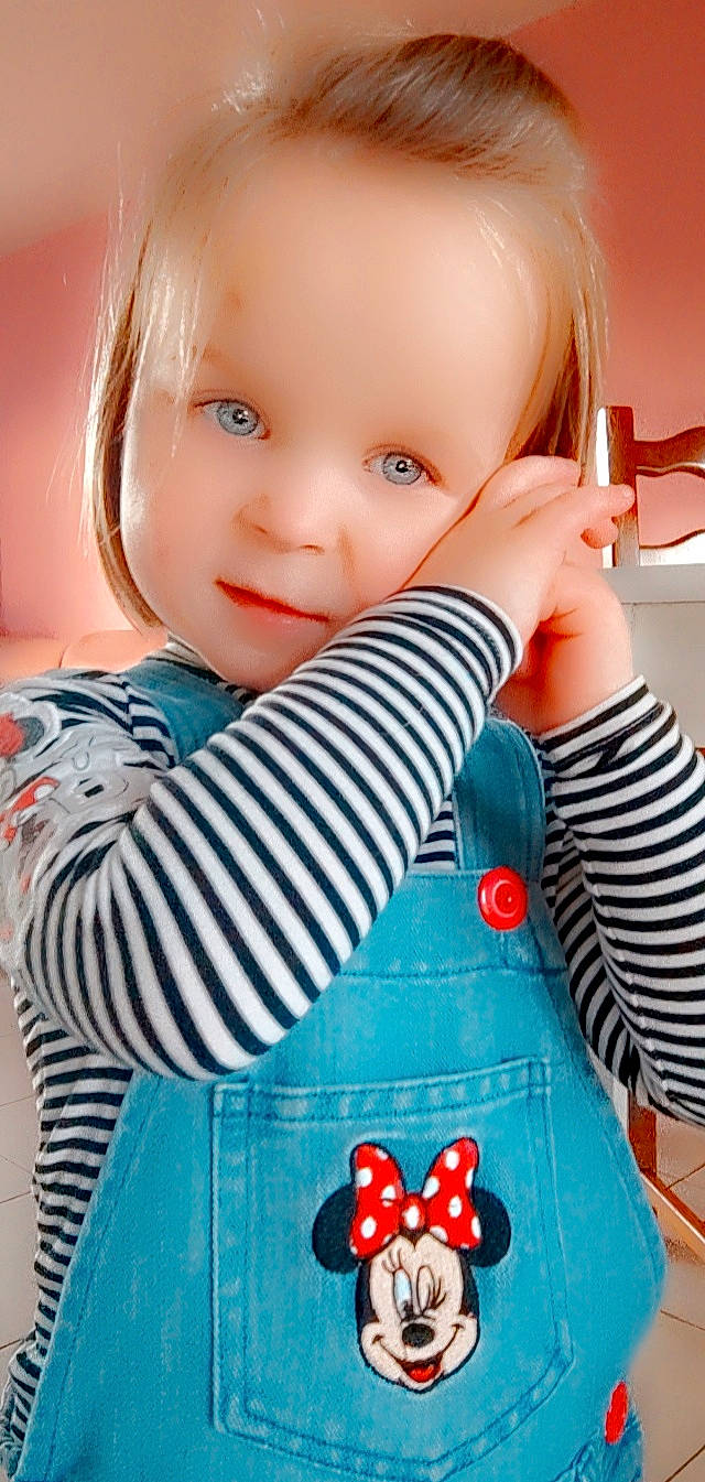 Ylena a rejoint le concours — aidez-le/la à gagner de superbes lots ! arm, azure, baby_toddler_clothing, clothing, eyelash, hand, iris, joint, lip, mammal, neck, organ, person, product, shoulder, skin, sleeve, smile, textile, vertebrate