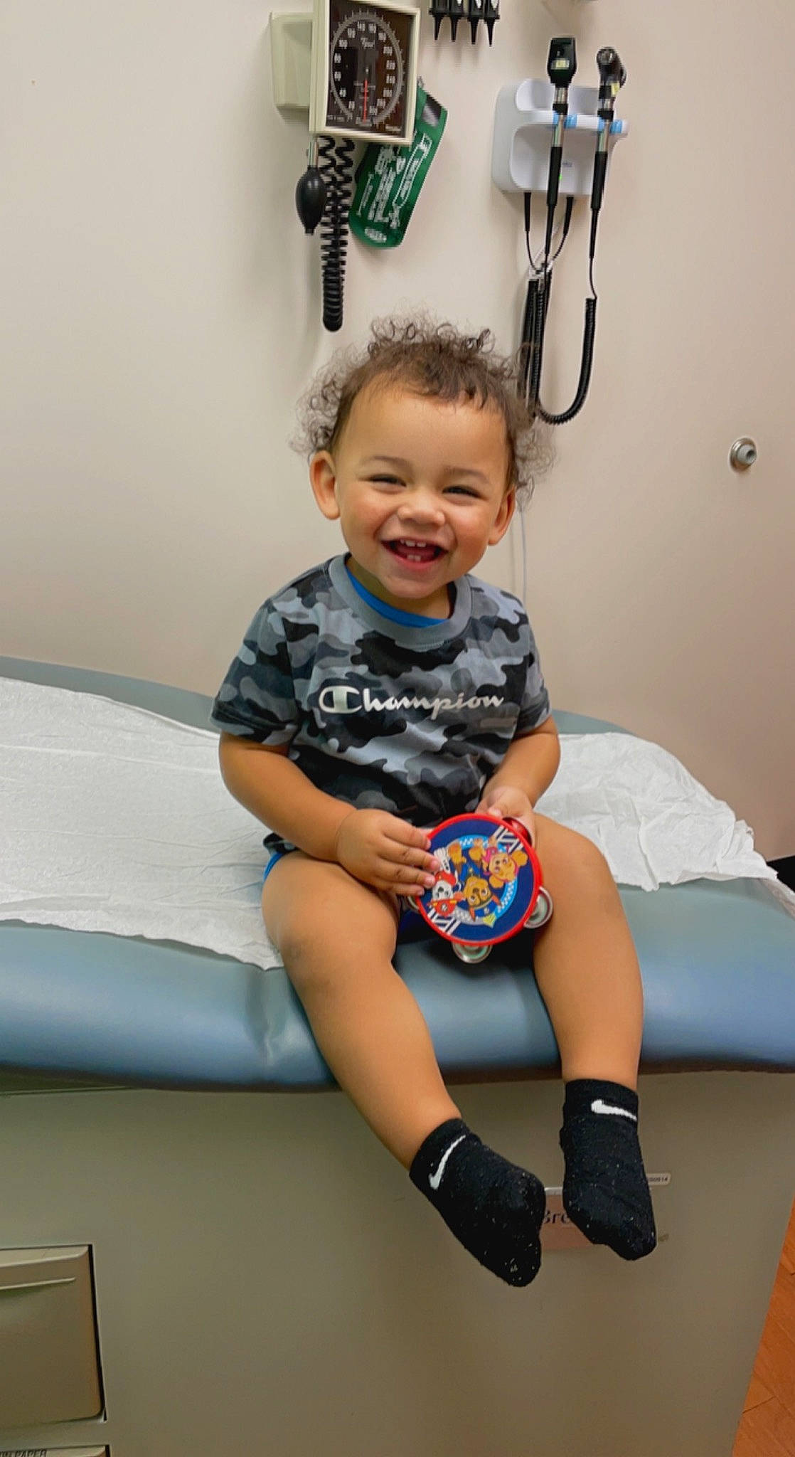 Keon is registered to the contest to win money with this photo: arm, baby_toddler_clothing, comfort, couch, elbow, electric_blue, eye, flash_photography, happy, joint, joy, knee, leg, person, shorts, sleeve, smile, sneakers, sock, t_shirt
