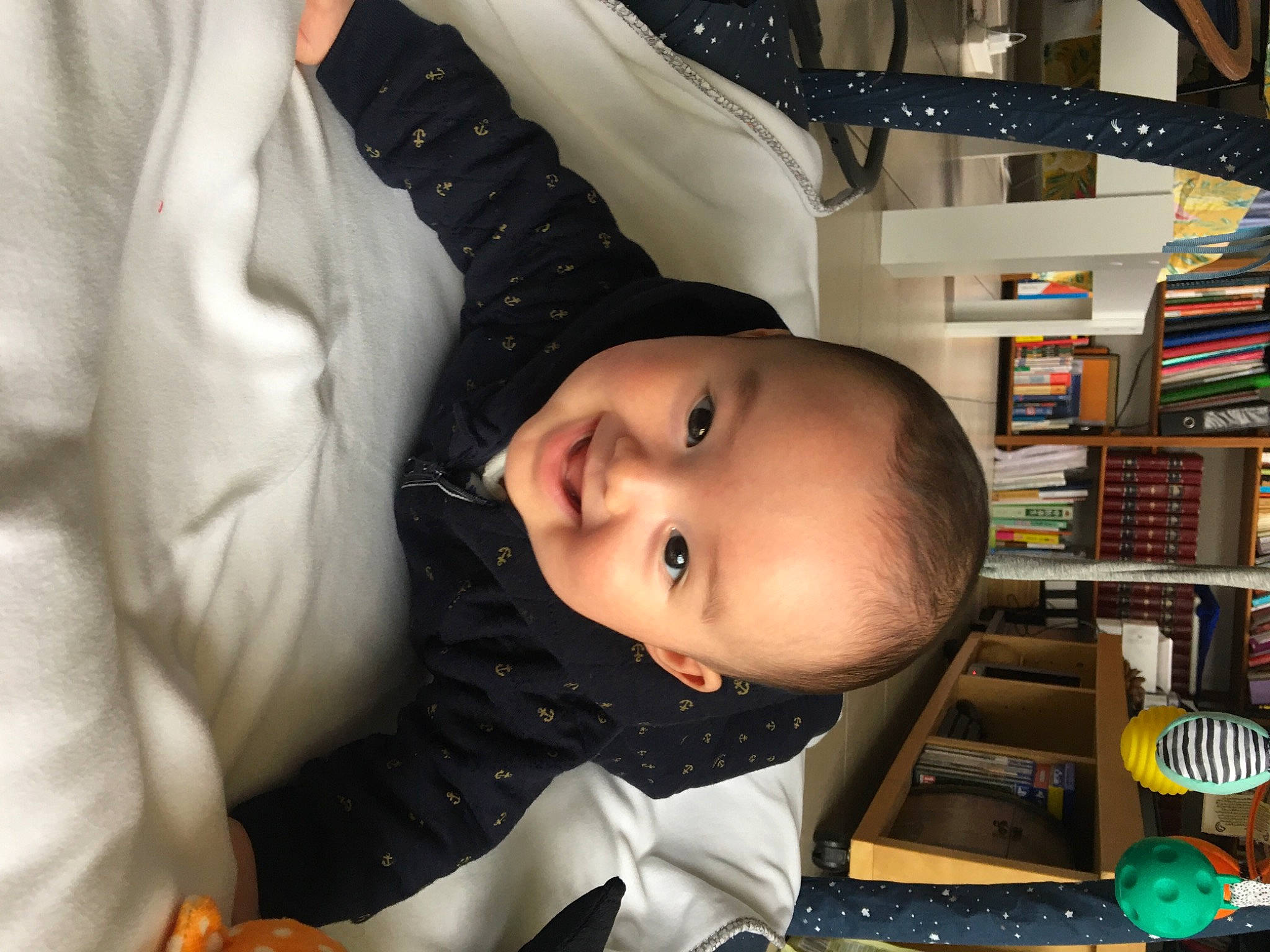 Ulysse a rejoint le concours — aidez-le/la à gagner de superbes lots ! baby, baby_products, baby_toddler_clothing, bookcase, chair, cheek, child, comfort, eyelash, fun, happy, hat, human_body, joy, mouth, nose, person, room, shelf, shelving