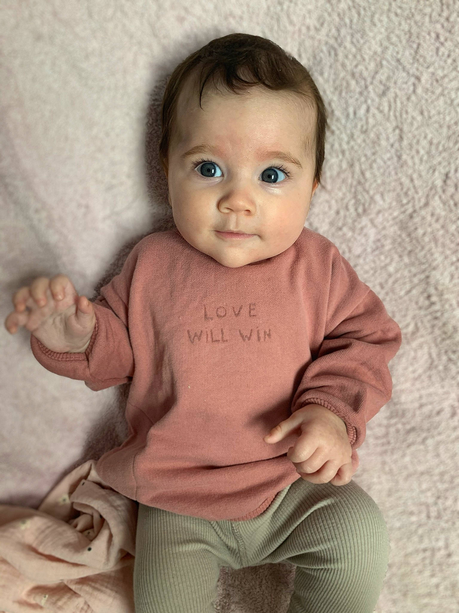 Elia a rejoint le concours — aidez-le/la à gagner de superbes lots ! baby, baby_toddler_clothing, cheek, child, face, head, lip, nose, person, pink, sitting, skin, sleeve, smile, toddler