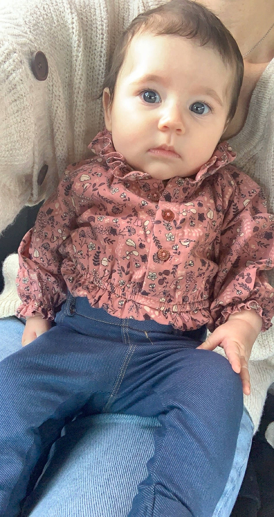 Elia a rejoint le concours — aidez-le/la à gagner de superbes lots ! baby, cheek, child, face, head, nose, person, sitting, skin, smile, toddler