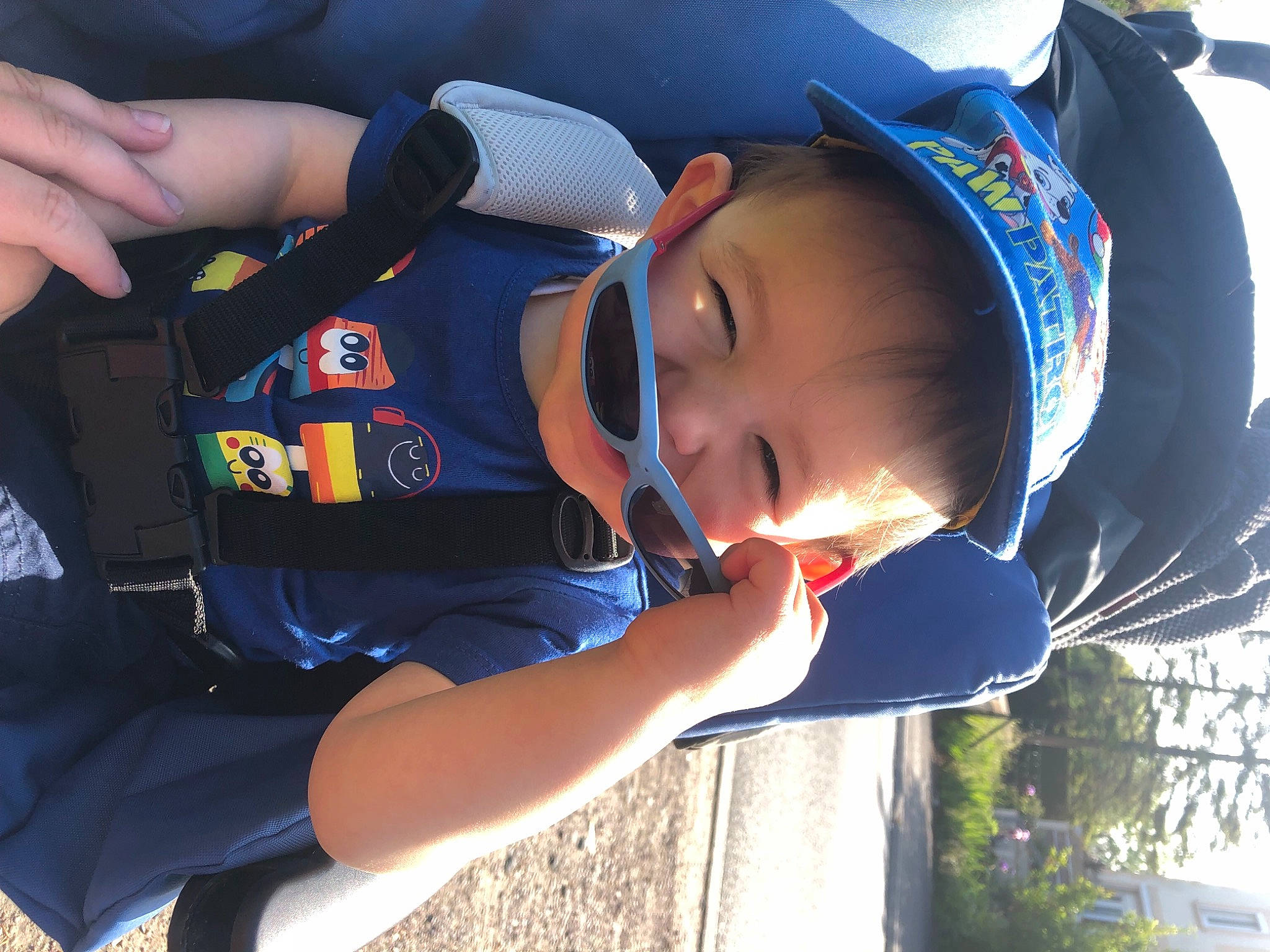 Meven participe au concours pour gagner de l'argent avec cette photo : baseball_cap, blue, cap, child, cool, elbow, electric_blue, facial_expression, finger, fun, gesture, grass, happy, hat, headgear, leisure, person, personal_protective_equipment, smile, sports_gear
