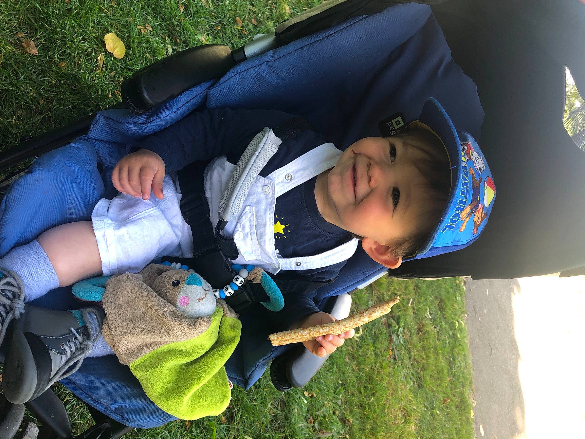 Meven participe au concours pour gagner de l'argent avec cette photo : baby, baby_products, child, comfort, electric_blue, facial_expression, fun, grass, green, hand, happy, joy, leaf, leisure, people_in_nature, person, plant, recreation, toddler, tree