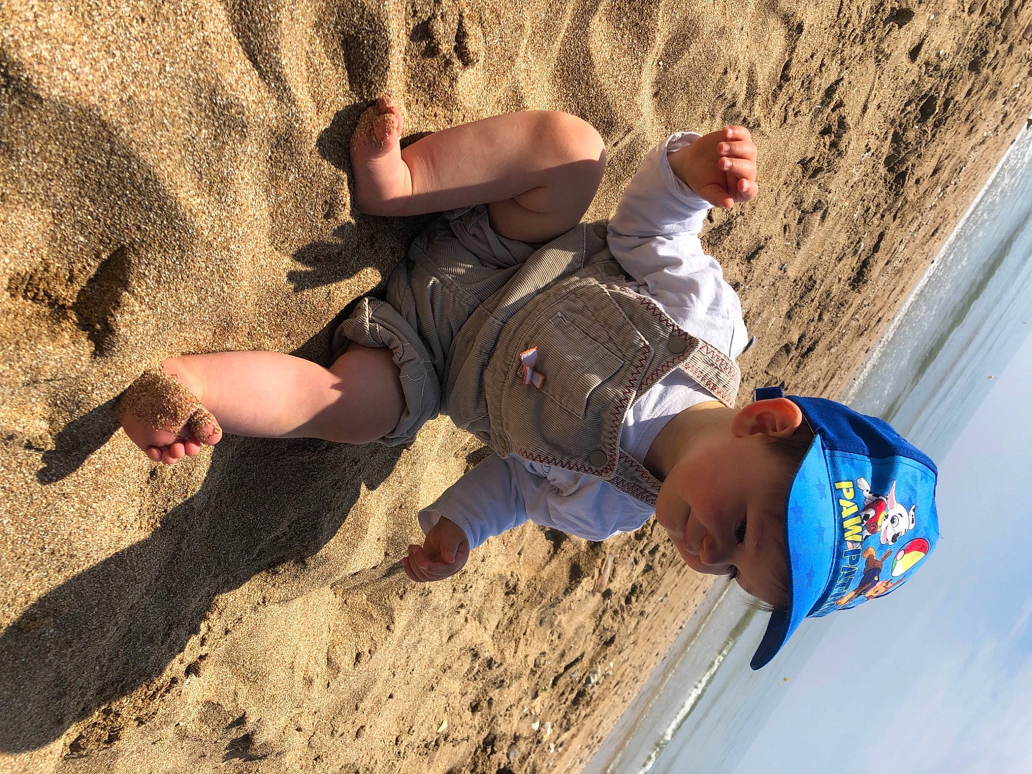 Meven participe au concours pour gagner de l'argent avec cette photo : beach, bermuda_shorts, calf, foot, fun, happy, headwear, human, human_leg, landscape, leg, leisure, outdoor_recreation, people_in_nature, person, recreation, shorts, sneakers, t_shirt, thigh