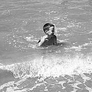 Naël a rejoint le concours — aidez-le/la à gagner de superbes lots ! child, boy, water, ocean, waves, beach, playing, splashing, smiling, fun, people, sea, shore, summer, outdoor, black_and_white, happy, young, vacation, nature