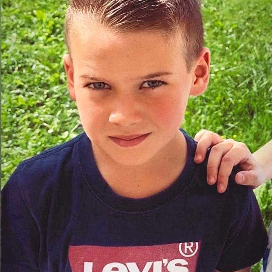 Naël participe au concours pour gagner de l'argent avec cette photo : boy, casual, child, clothing, face, grass, greenery, hair, hand, levis, nature, outdoor, path, person, portrait, shoulder, smile, sunlight, tshirt, young