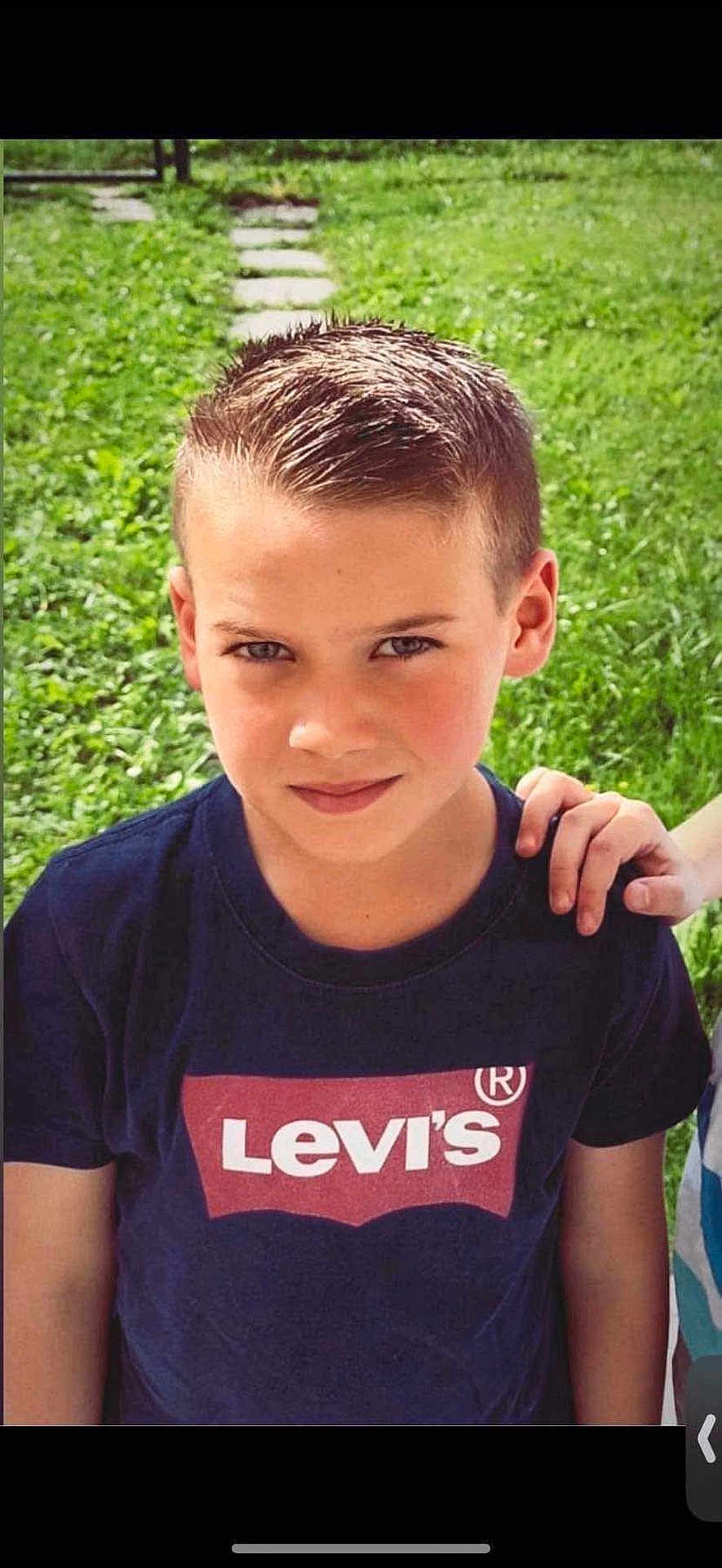 Naël participe au concours pour gagner de l'argent avec cette photo : boy, child, outdoor, grass, path, hand, shoulder, tshirt, clothing, portrait, face, hair, smile, sunlight, levis, casual, young, person, nature, greenery