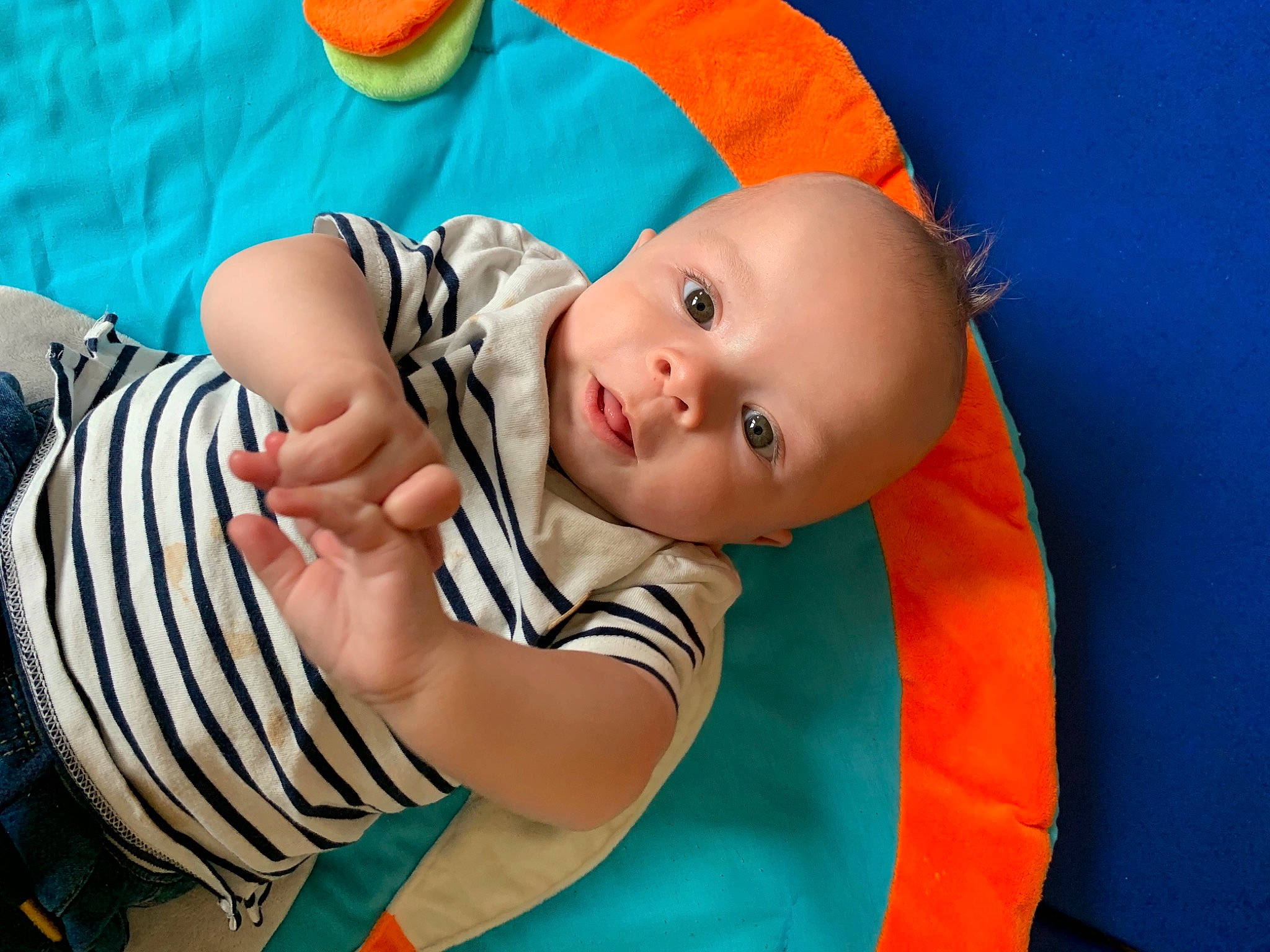 Tiago a rejoint le concours — aidez-le/la à gagner de superbes lots ! azure, baby, baby_products, baby_toddler_clothing, blue, cheek, child, electric_blue, finger, fun, grass, hand, happy, leisure, nail, orange, pattern, person, sitting, smile