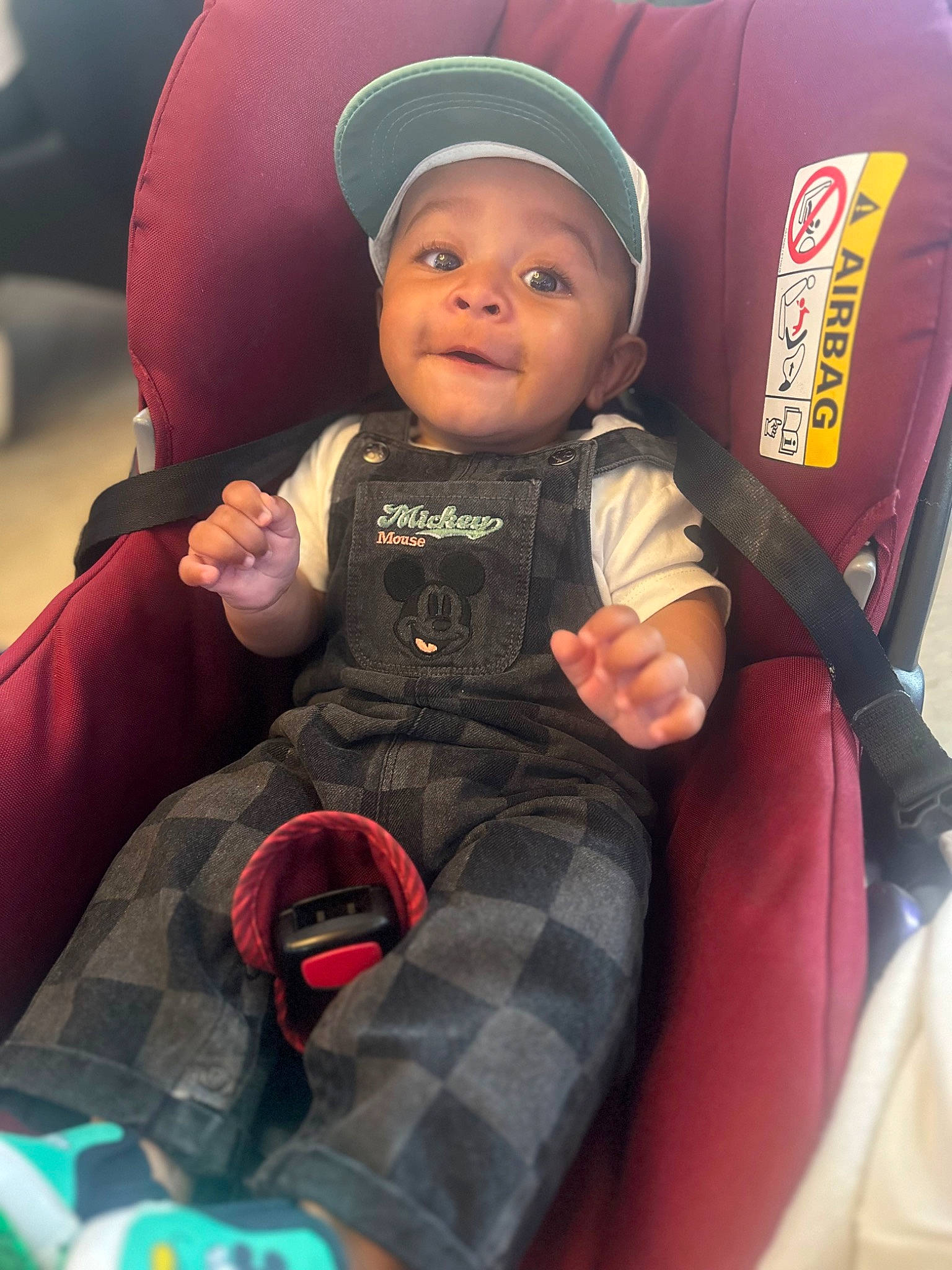 Altaïr a rejoint le concours — aidez-le/la à gagner de superbes lots ! air_travel, auto_part, baby, baby_products, baby_safety, baby_toddler_clothing, car_seat, child, comfort, face, family_car, fun, happy, head_restraint, headwear, leisure, person, personal_protective_equipment, sitting, smile