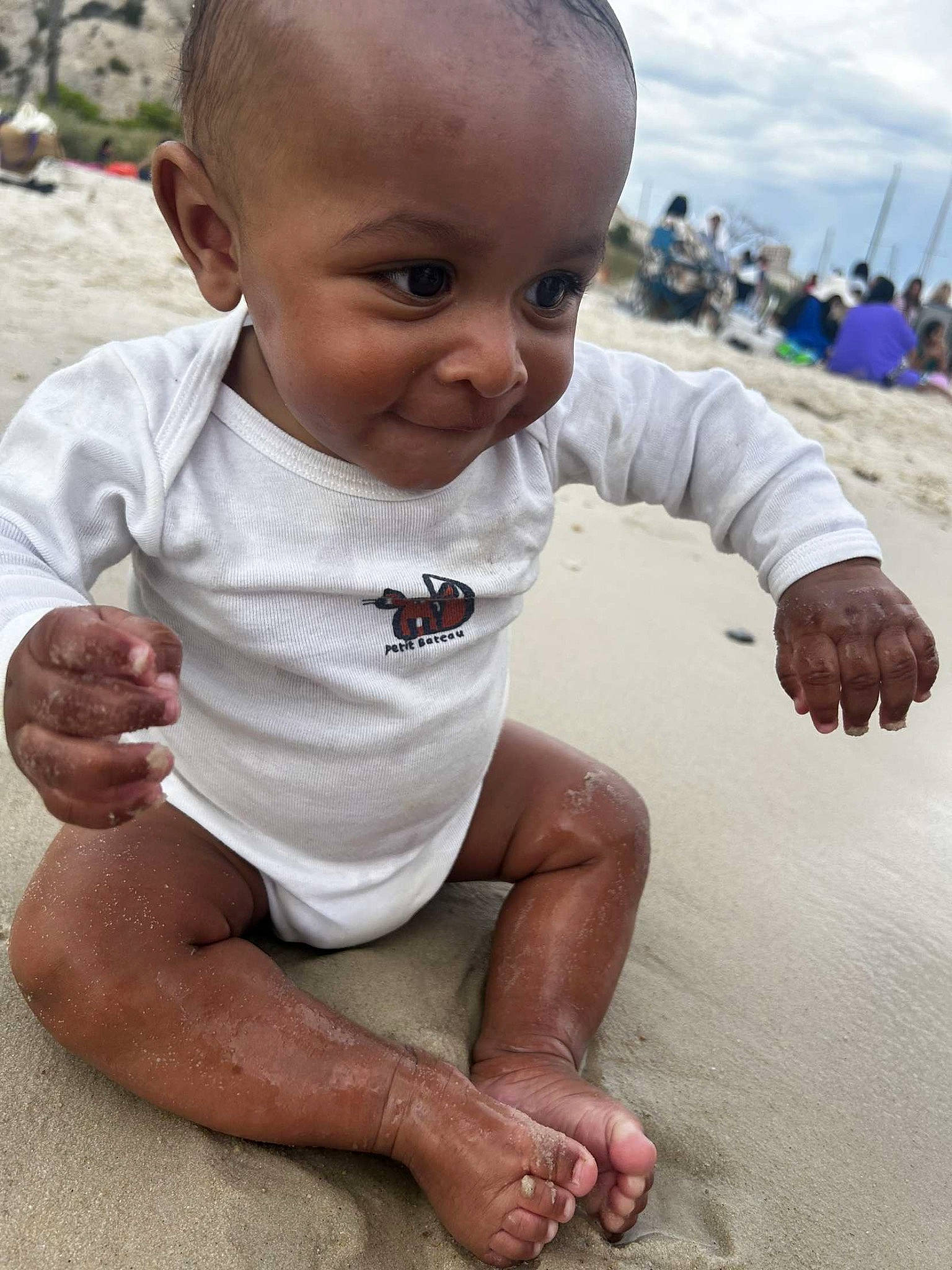 Altaïr a rejoint le concours — aidez-le/la à gagner de superbes lots ! adaptation, arm, baby_toddler_clothing, facial_expression, finger, fun, gesture, hairstyle, hand, happy, head, human, joint, mouth, person, photograph, skin, sky, sleeve, smile