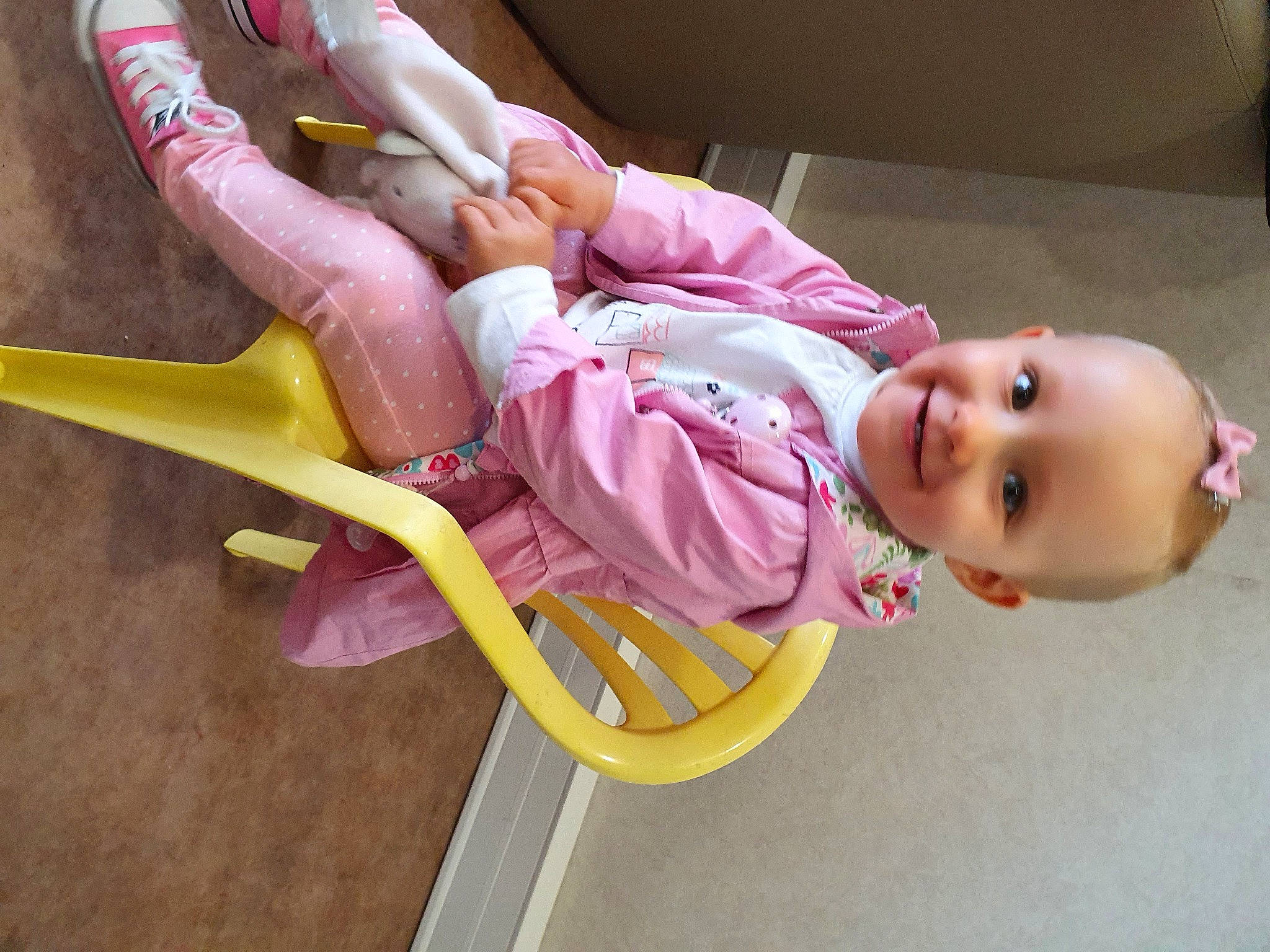 Iris a rejoint le concours — aidez-le/la à gagner de superbes lots ! baby, baby_laughing, baby_products, baby_safety, baby_toddler_clothing, child, comfort, fun, happy, human_leg, joy, knee, leisure, magenta, person, pink, product, room, skin, smile