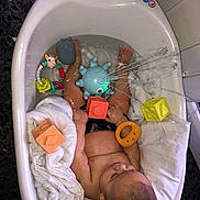 Léo a rejoint le concours — aidez-le/la à gagner de superbes lots ! baby, bathtub, water, toy, splash, child, bath, towel, colorful, sitting, relaxing, indoors, floor, plastic, block, octopus_toy, cute, skin, head, hand