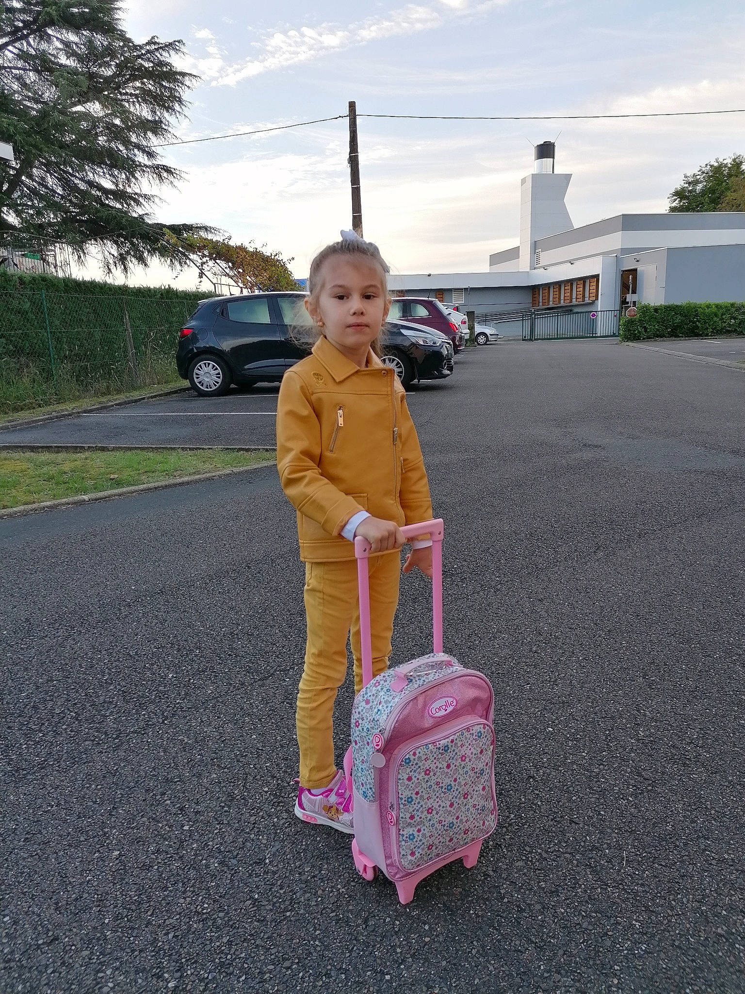 Camelia a rejoint le concours — aidez-le/la à gagner de superbes lots ! asphalt, baby_toddler_clothing, bag, car, cloud, grass, luggage_and_bags, person, plant, road, road_surface, rolling, sidewalk, sky, street_fashion, tire, toddler, travel, tree, vehicle