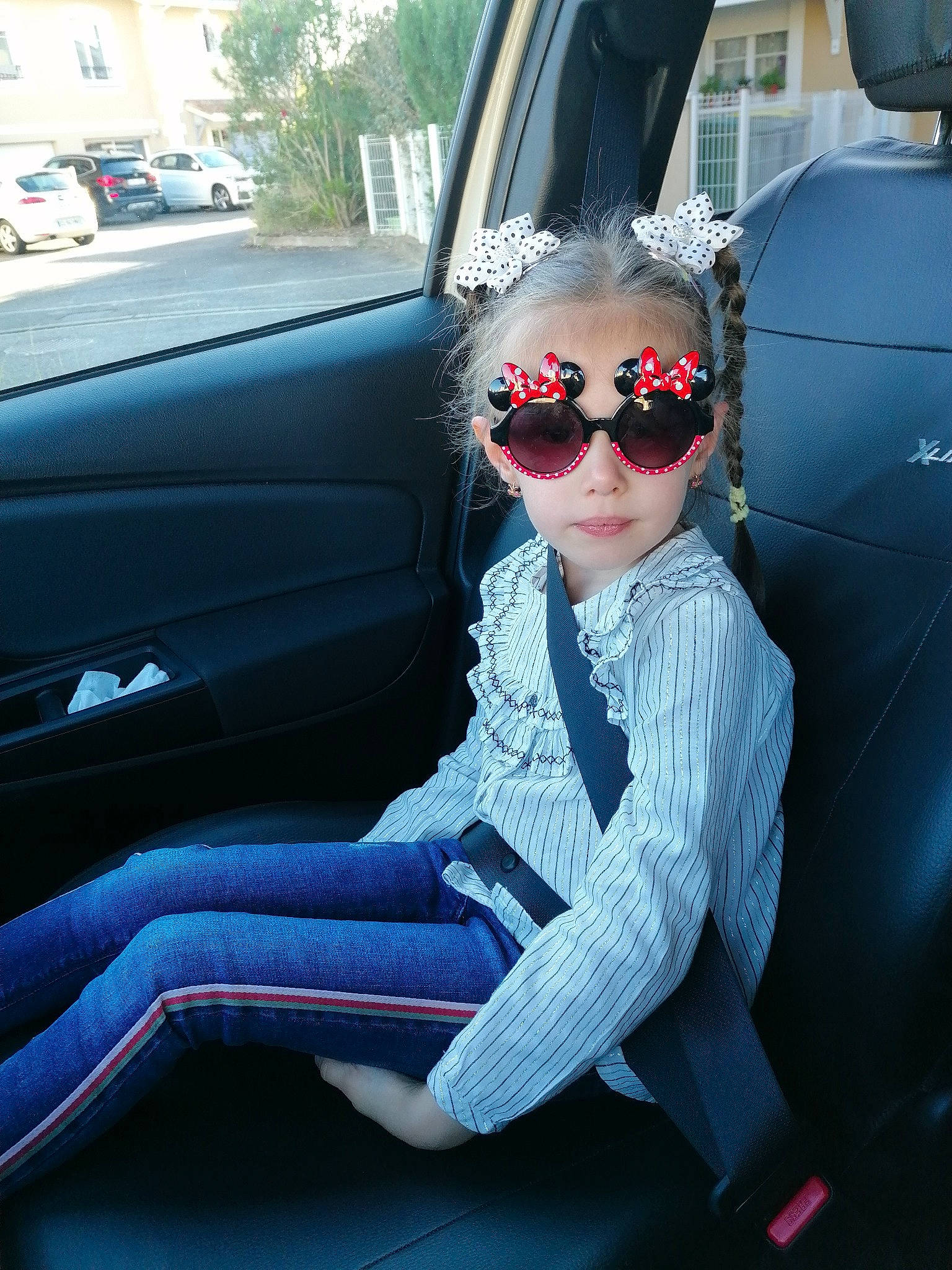 Camelia participe au concours pour gagner de l'argent avec cette photo : auto_part, automotive_design, automotive_exterior, automotive_lighting, car, car_seat, car_seat_cover, cool, dress, eyewear, glasses, goggles, motor_vehicle, person, personal_luxury_car, steering_wheel, street_fashion, sunglasses, vehicle, vehicle_door