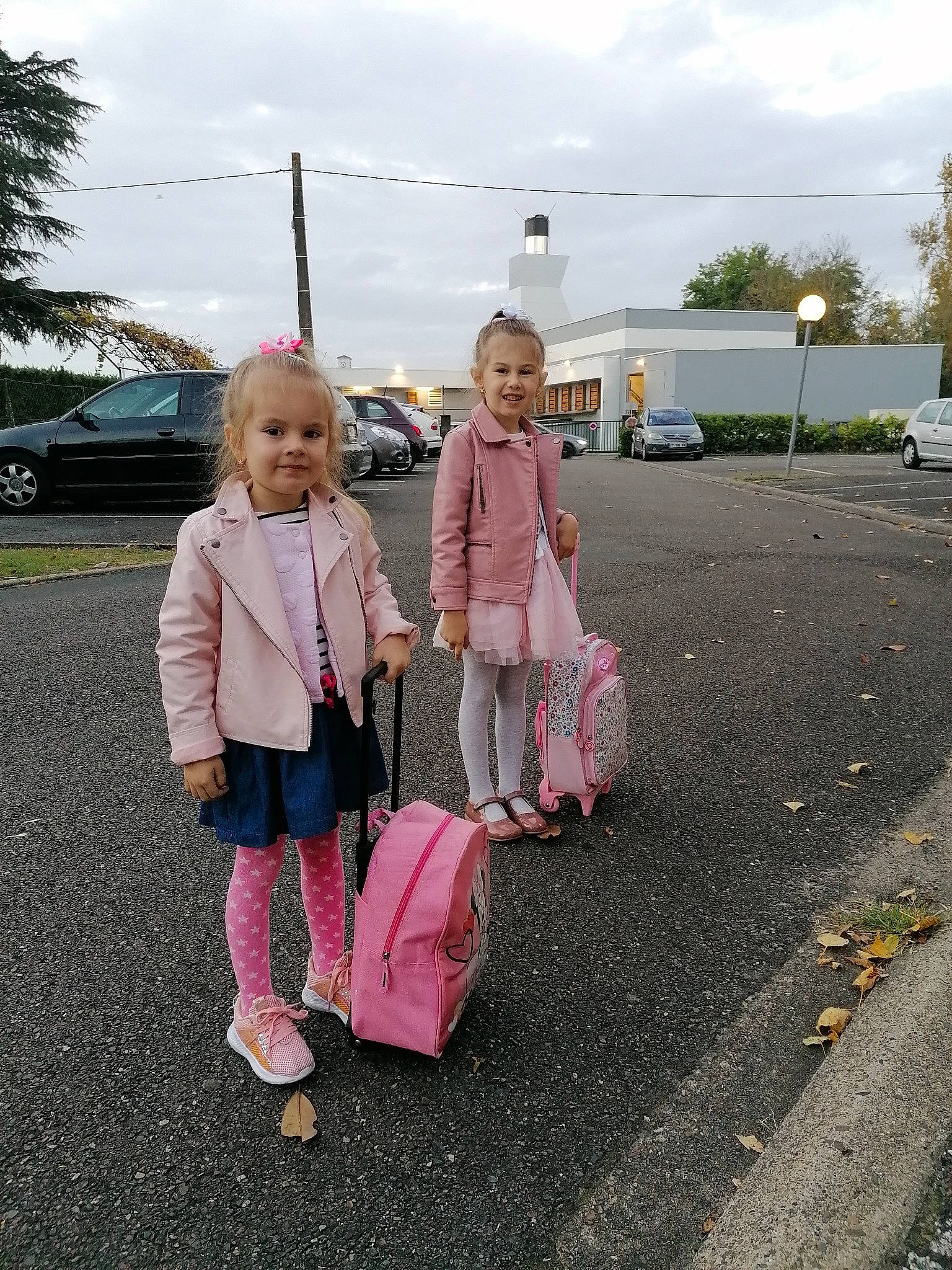 Camelia participe au concours pour gagner de l'argent avec cette photo : asphalt, baby_toddler_clothing, car, cloud, fun, grass, joy, land_vehicle, leisure, motor_vehicle, person, pink, plant, road_surface, sky, sneakers, summer, tire, toddler, travel